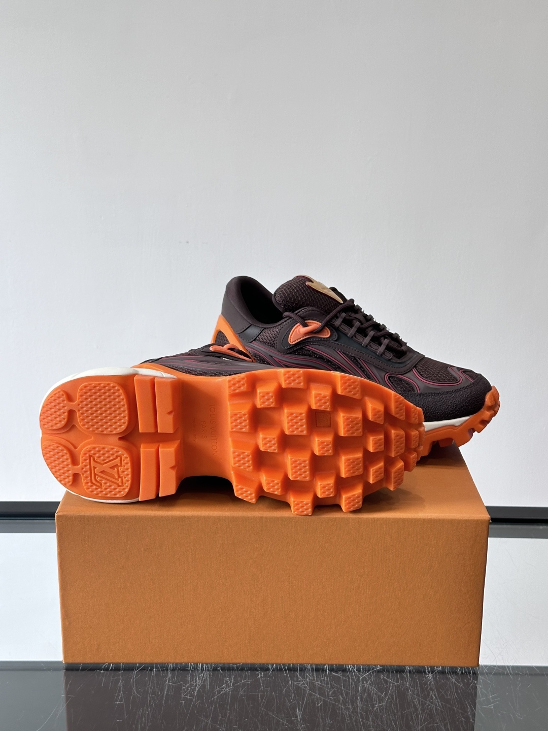 LV Trailrider运动鞋灵感来自户外徒步鞋，采用网布+牛皮革拼接，透气又有支撑力。厚实橡胶鞋底，