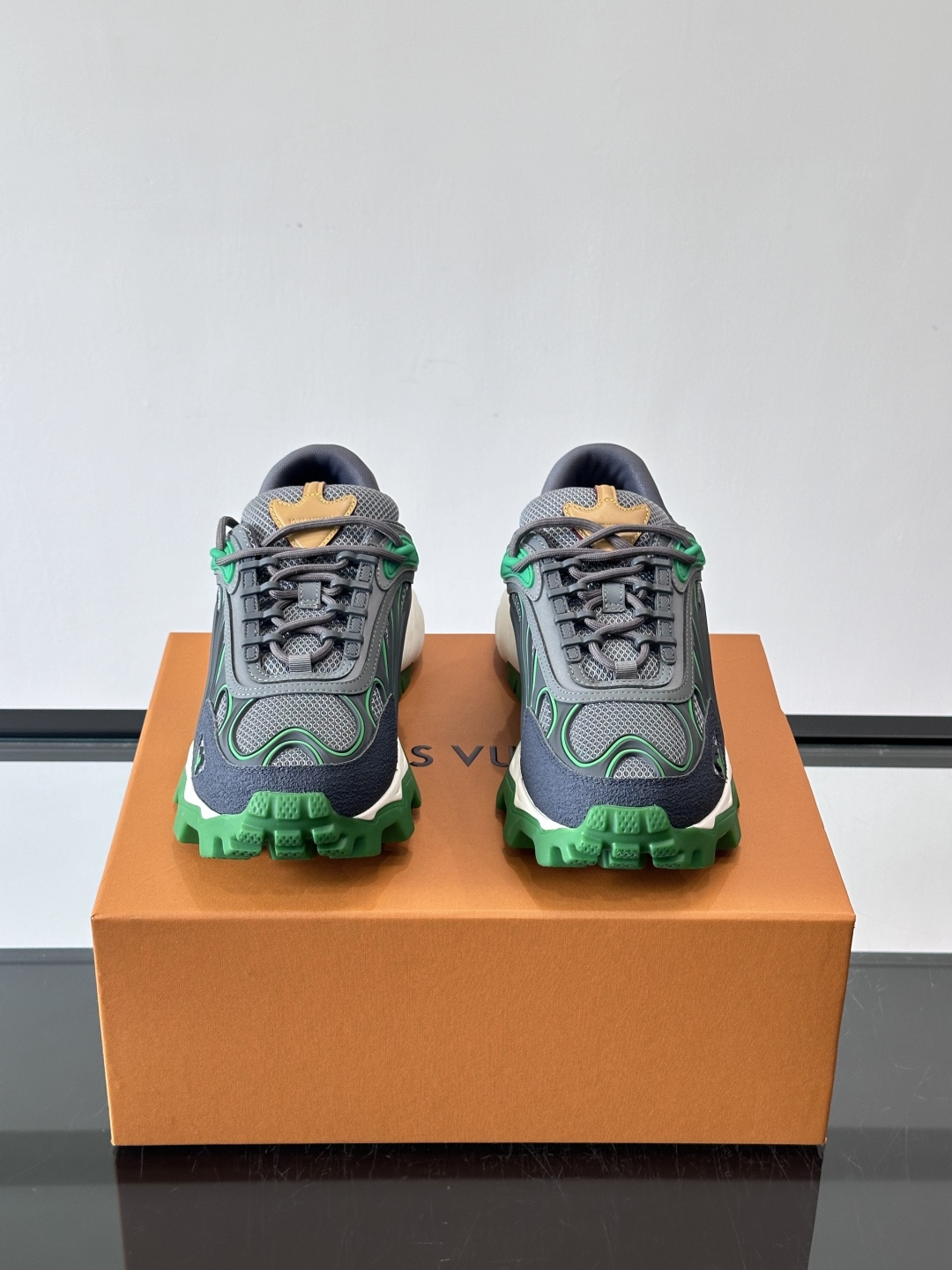 LV Trailrider运动鞋灵感来自户外徒步鞋，采用网布+牛皮革拼接，透气又有支撑力。厚实橡胶鞋底，