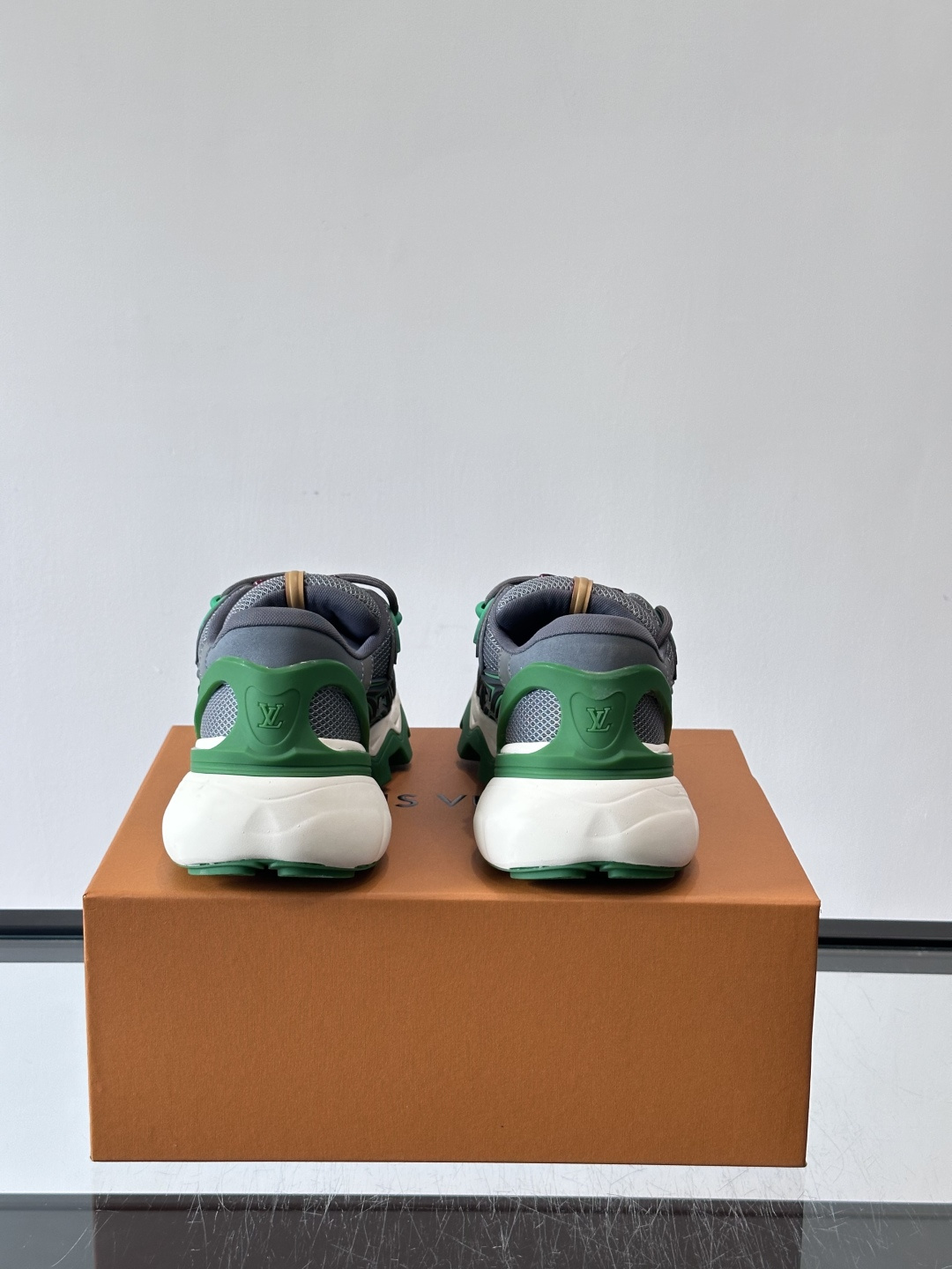 LV Trailrider运动鞋灵感来自户外徒步鞋，采用网布+牛皮革拼接，透气又有支撑力。厚实橡胶鞋底，