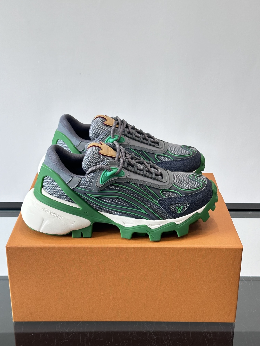 LV Trailrider运动鞋灵感来自户外徒步鞋，采用网布+牛皮革拼接，透气又有支撑力。厚实橡胶鞋底，