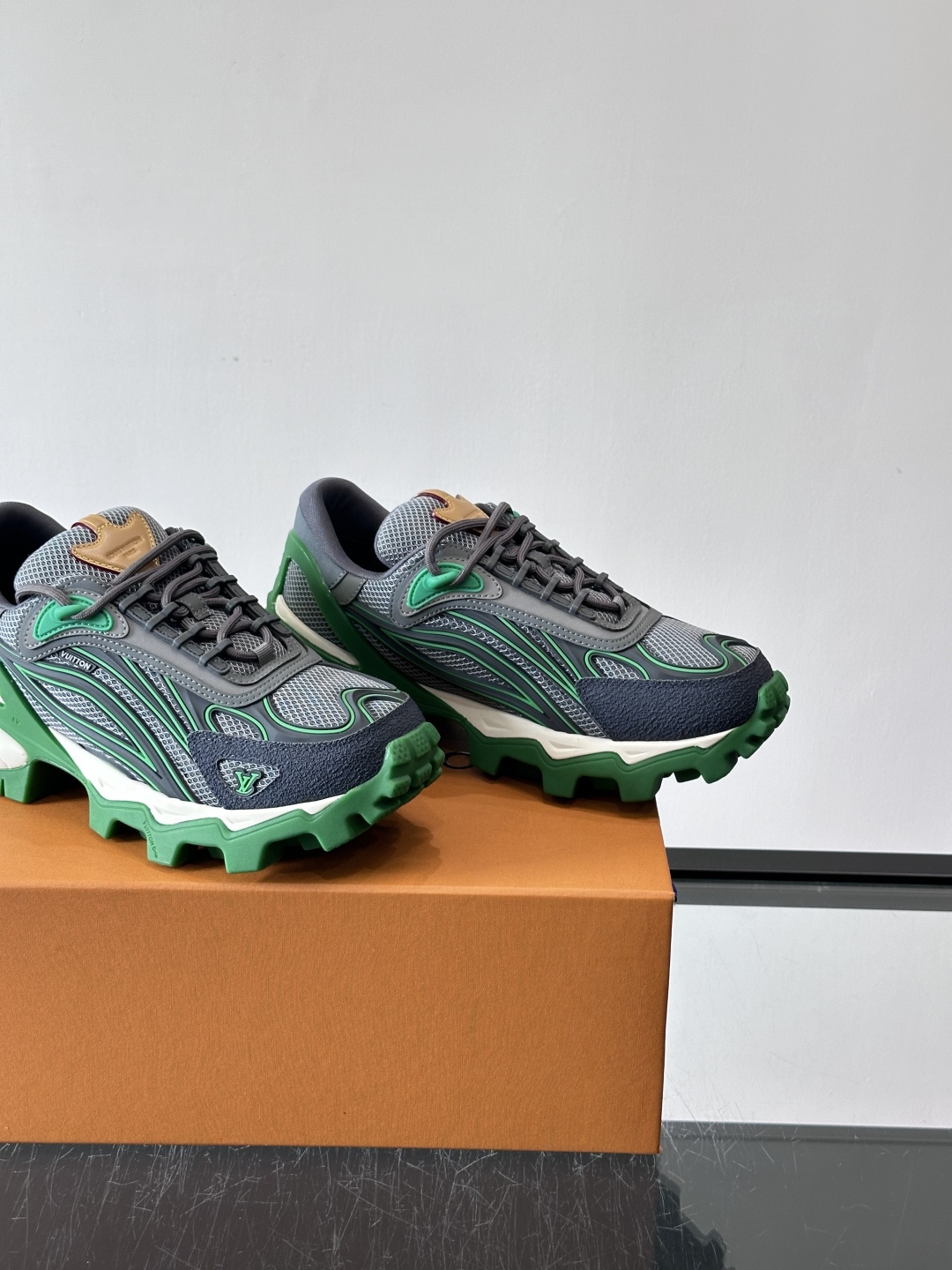 LV Trailrider运动鞋灵感来自户外徒步鞋，采用网布+牛皮革拼接，透气又有支撑力。厚实橡胶鞋底，