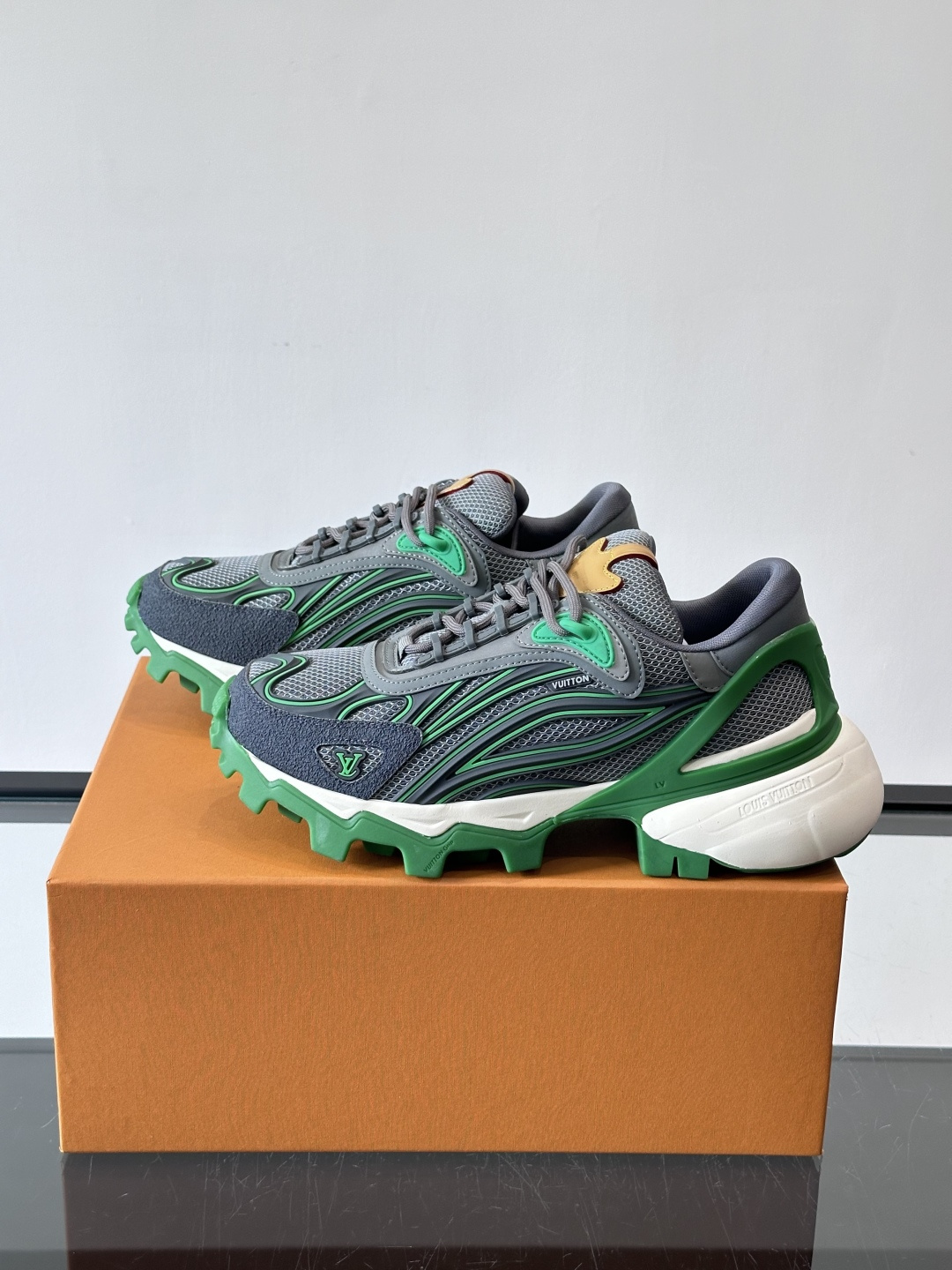 LV Trailrider运动鞋灵感来自户外徒步鞋，采用网布+牛皮革拼接，透气又有支撑力。厚实橡胶鞋底，