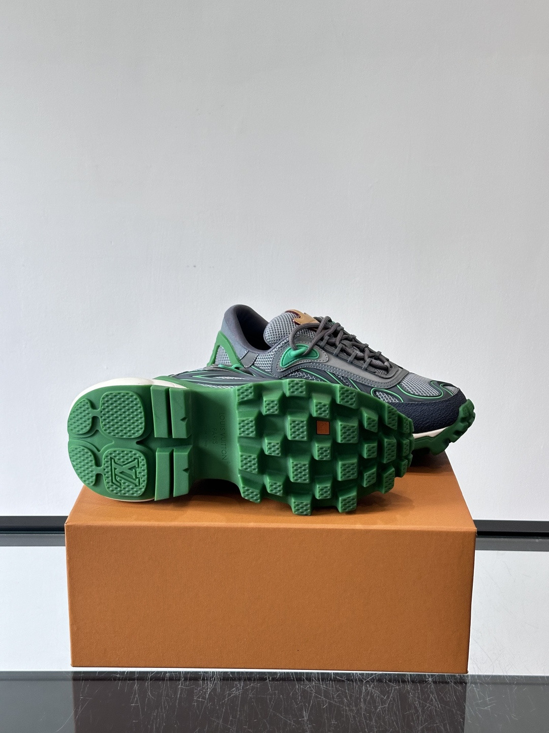 LV Trailrider运动鞋灵感来自户外徒步鞋，采用网布+牛皮革拼接，透气又有支撑力。厚实橡胶鞋底，