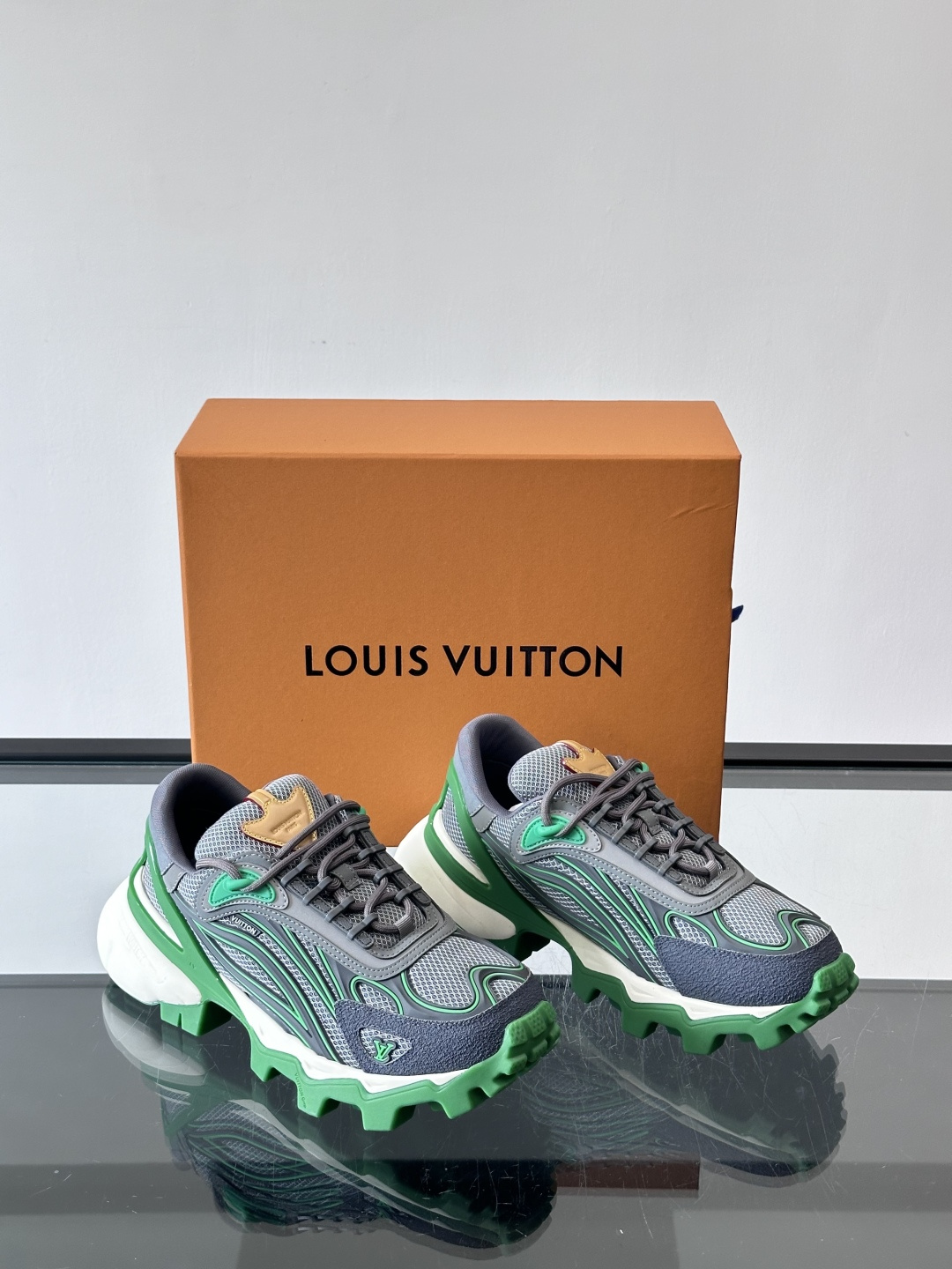 LV Trailrider运动鞋灵感来自户外徒步鞋，采用网布+牛皮革拼接，透气又有支撑力。厚实橡胶鞋底，