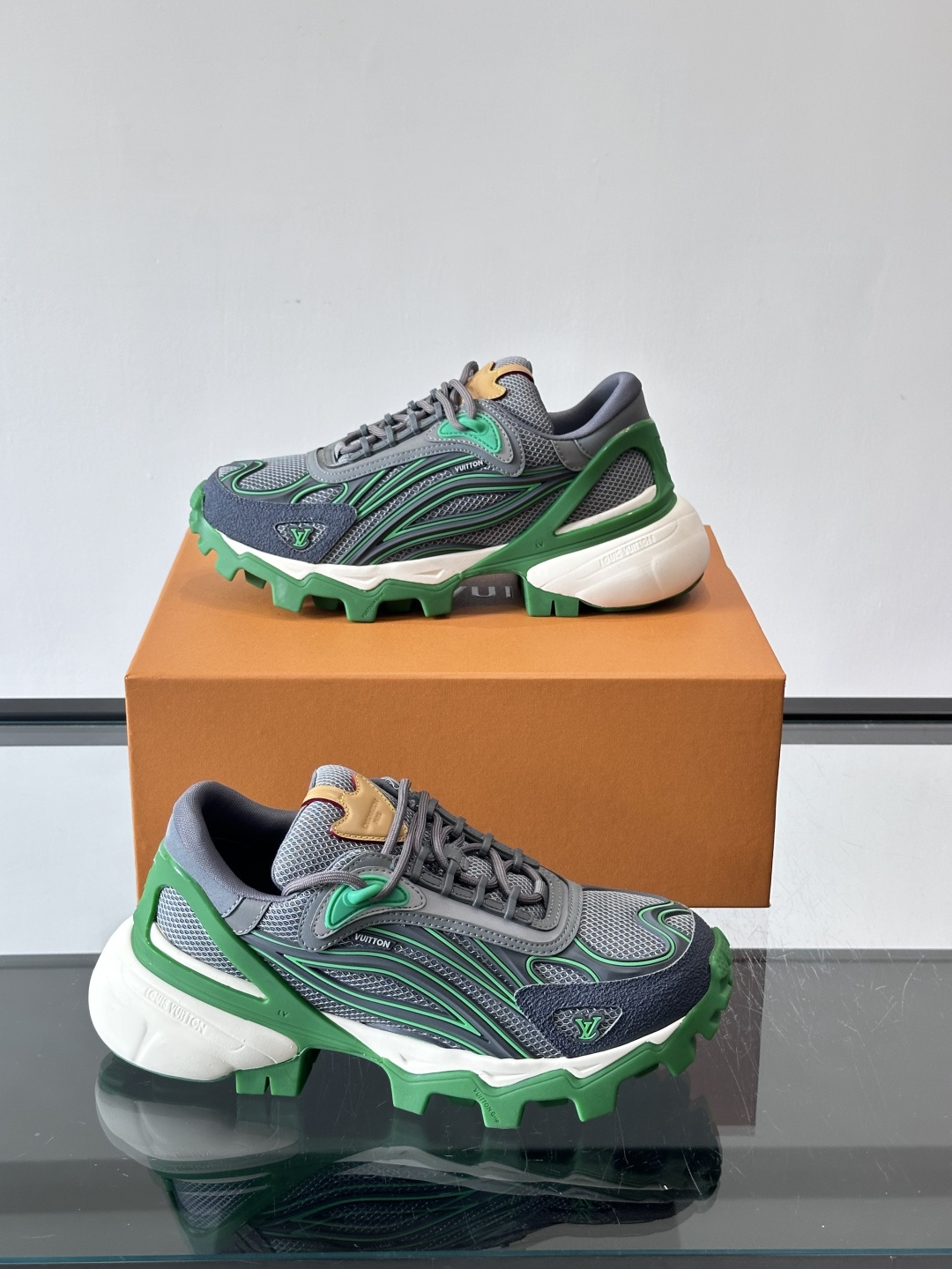 LV Trailrider运动鞋灵感来自户外徒步鞋，采用网布+牛皮革拼接，透气又有支撑力。厚实橡胶鞋底，