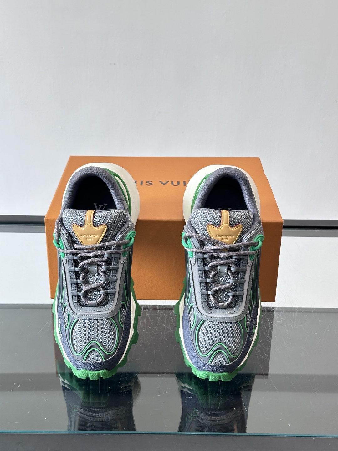 LV Trailrider运动鞋灵感来自户外徒步鞋，采用网布+牛皮革拼接，透气又有支撑力。厚实橡胶鞋底，