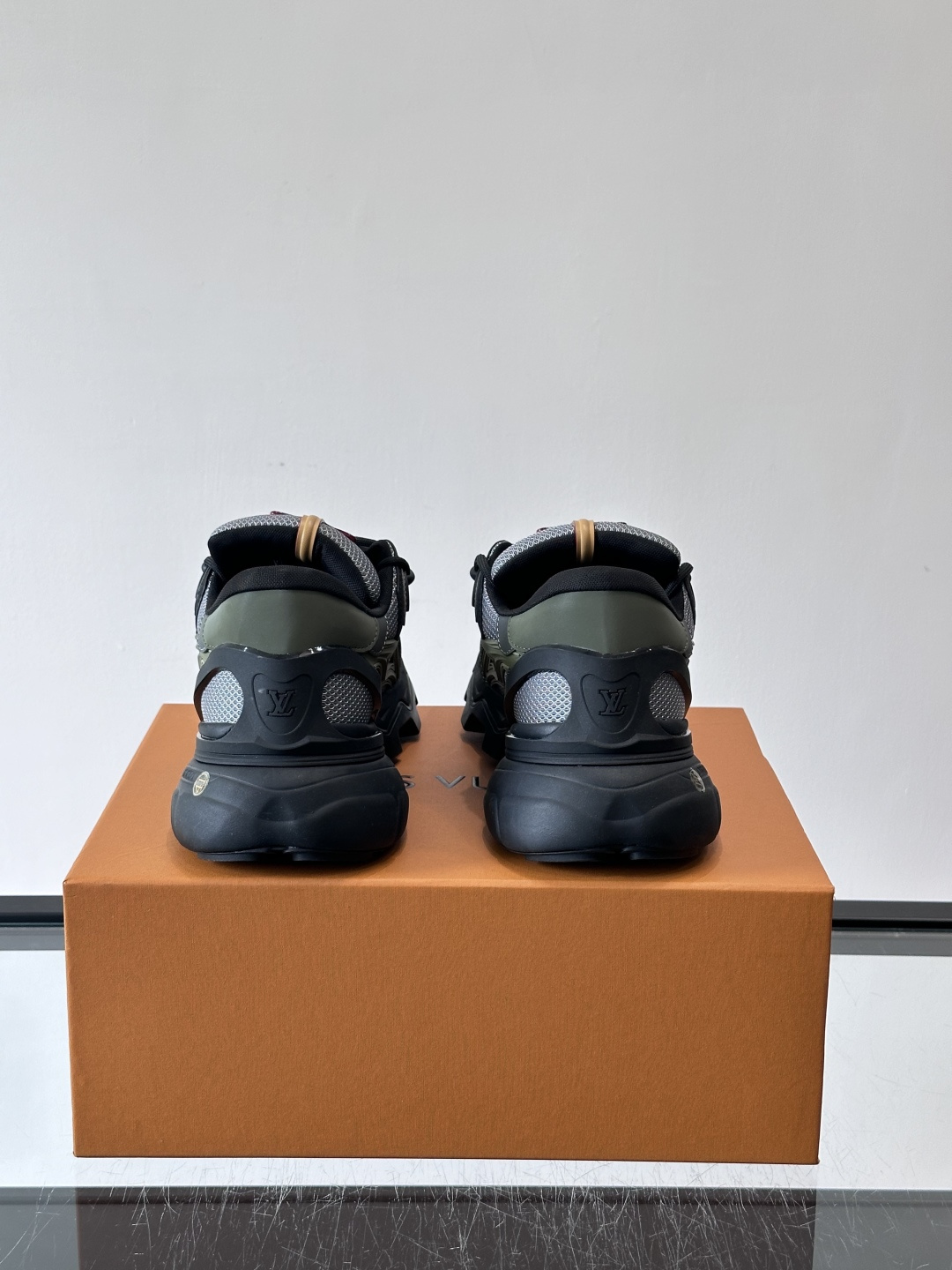 LV Trailrider运动鞋灵感来自户外徒步鞋，采用网布+牛皮革拼接，透气又有支撑力。厚实橡胶鞋底，