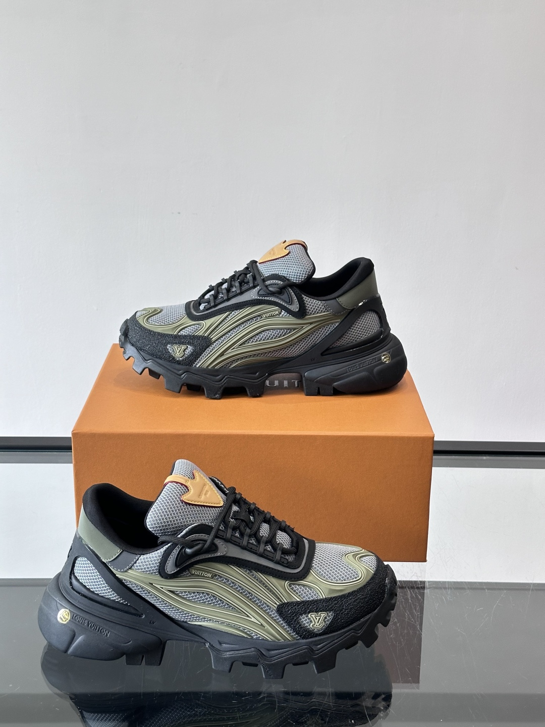 LV Trailrider运动鞋灵感来自户外徒步鞋，采用网布+牛皮革拼接，透气又有支撑力。厚实橡胶鞋底，