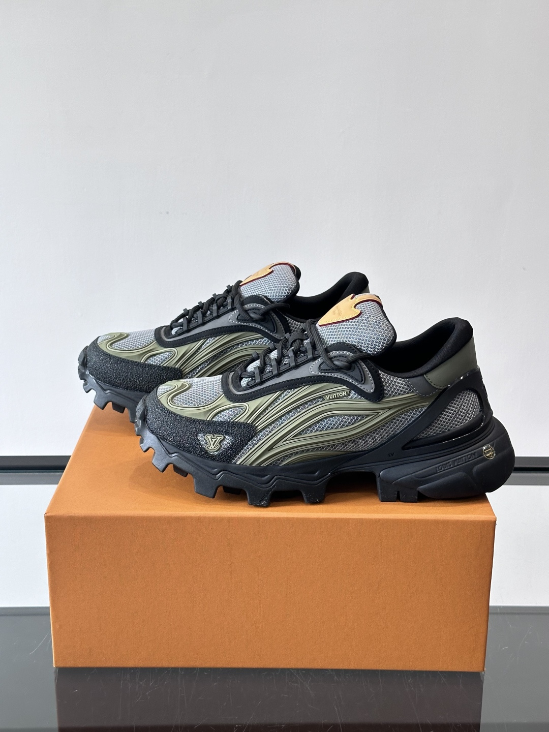 LV Trailrider运动鞋灵感来自户外徒步鞋，采用网布+牛皮革拼接，透气又有支撑力。厚实橡胶鞋底，