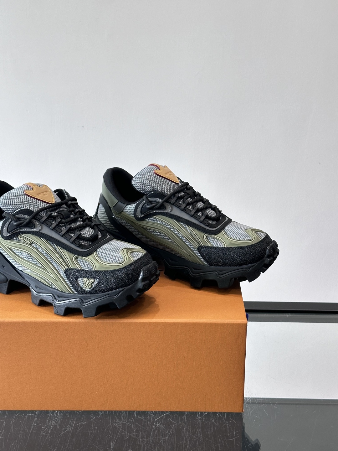 LV Trailrider运动鞋灵感来自户外徒步鞋，采用网布+牛皮革拼接，透气又有支撑力。厚实橡胶鞋底，