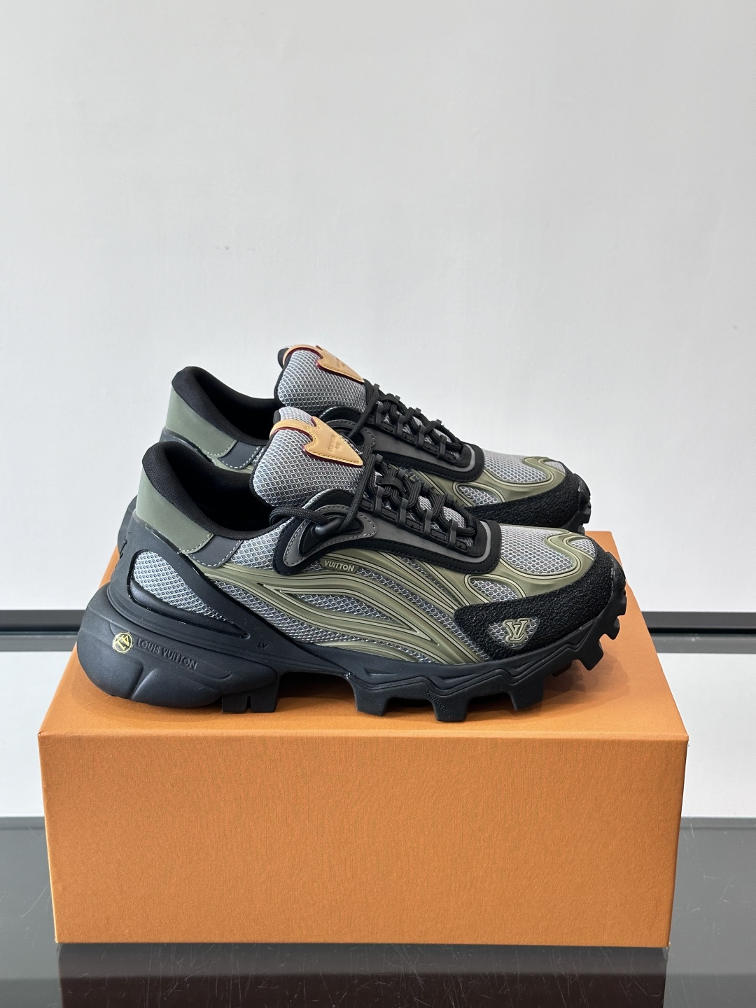 LV Trailrider运动鞋灵感来自户外徒步鞋，采用网布+牛皮革拼接，透气又有支撑力。厚实橡胶鞋底，