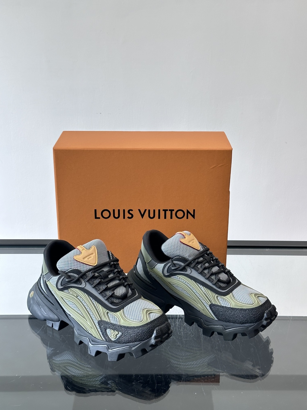 LV Trailrider运动鞋灵感来自户外徒步鞋，采用网布+牛皮革拼接，透气又有支撑力。厚实橡胶鞋底，