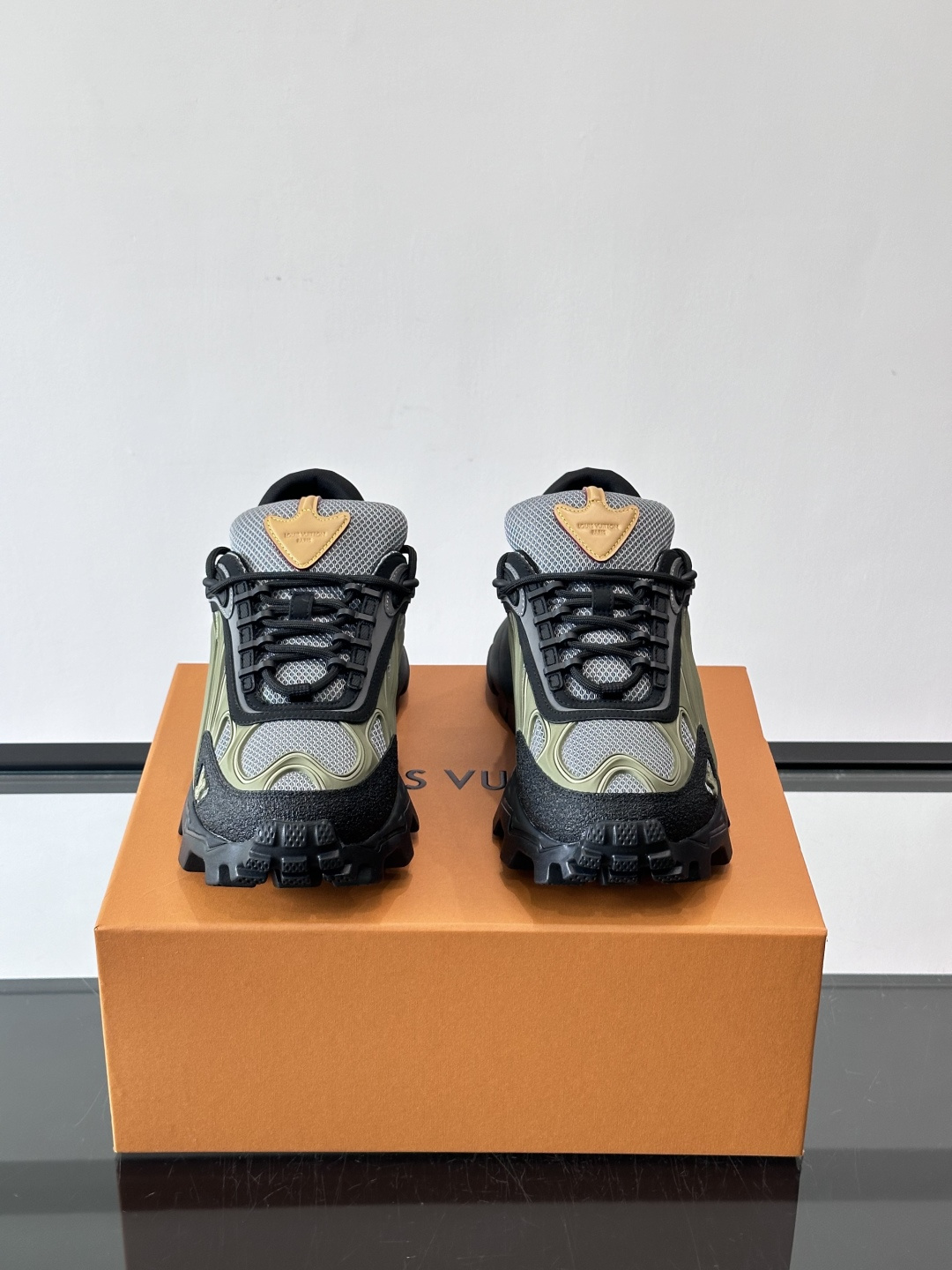 LV Trailrider运动鞋灵感来自户外徒步鞋，采用网布+牛皮革拼接，透气又有支撑力。厚实橡胶鞋底，