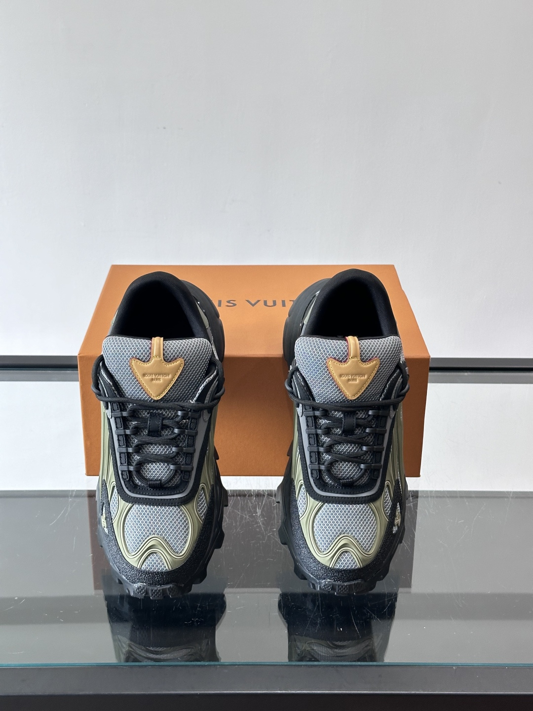 LV Trailrider运动鞋灵感来自户外徒步鞋，采用网布+牛皮革拼接，透气又有支撑力。厚实橡胶鞋底，