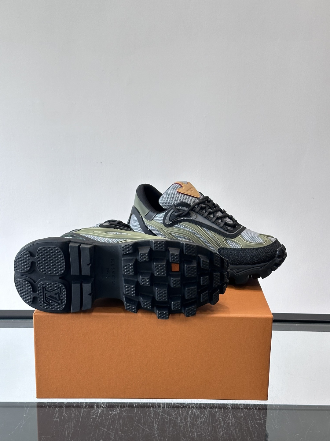 LV Trailrider运动鞋灵感来自户外徒步鞋，采用网布+牛皮革拼接，透气又有支撑力。厚实橡胶鞋底，