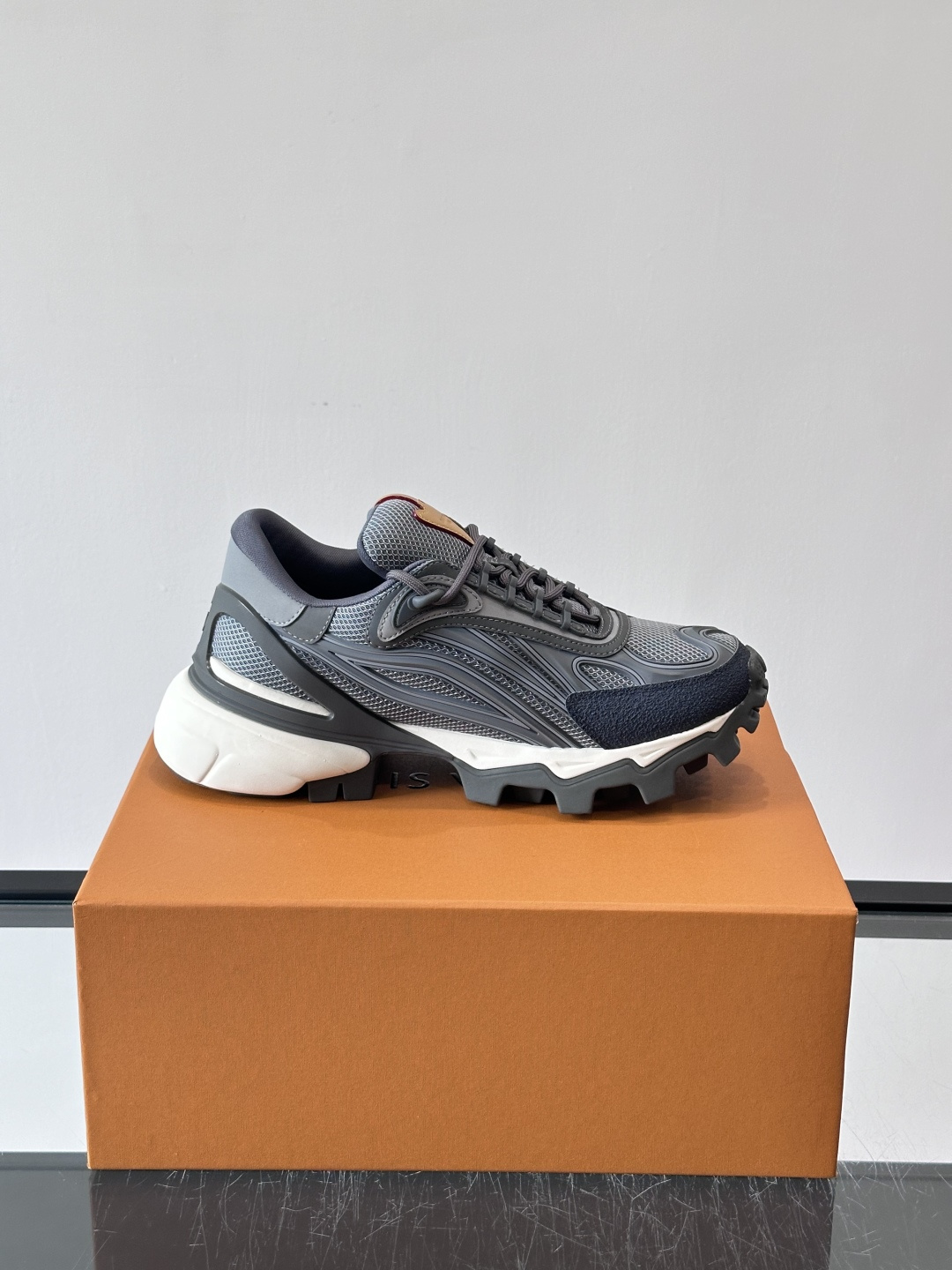 LV Trailrider运动鞋灵感来自户外徒步鞋，采用网布+牛皮革拼接，透气又有支撑力。厚实橡胶鞋底，