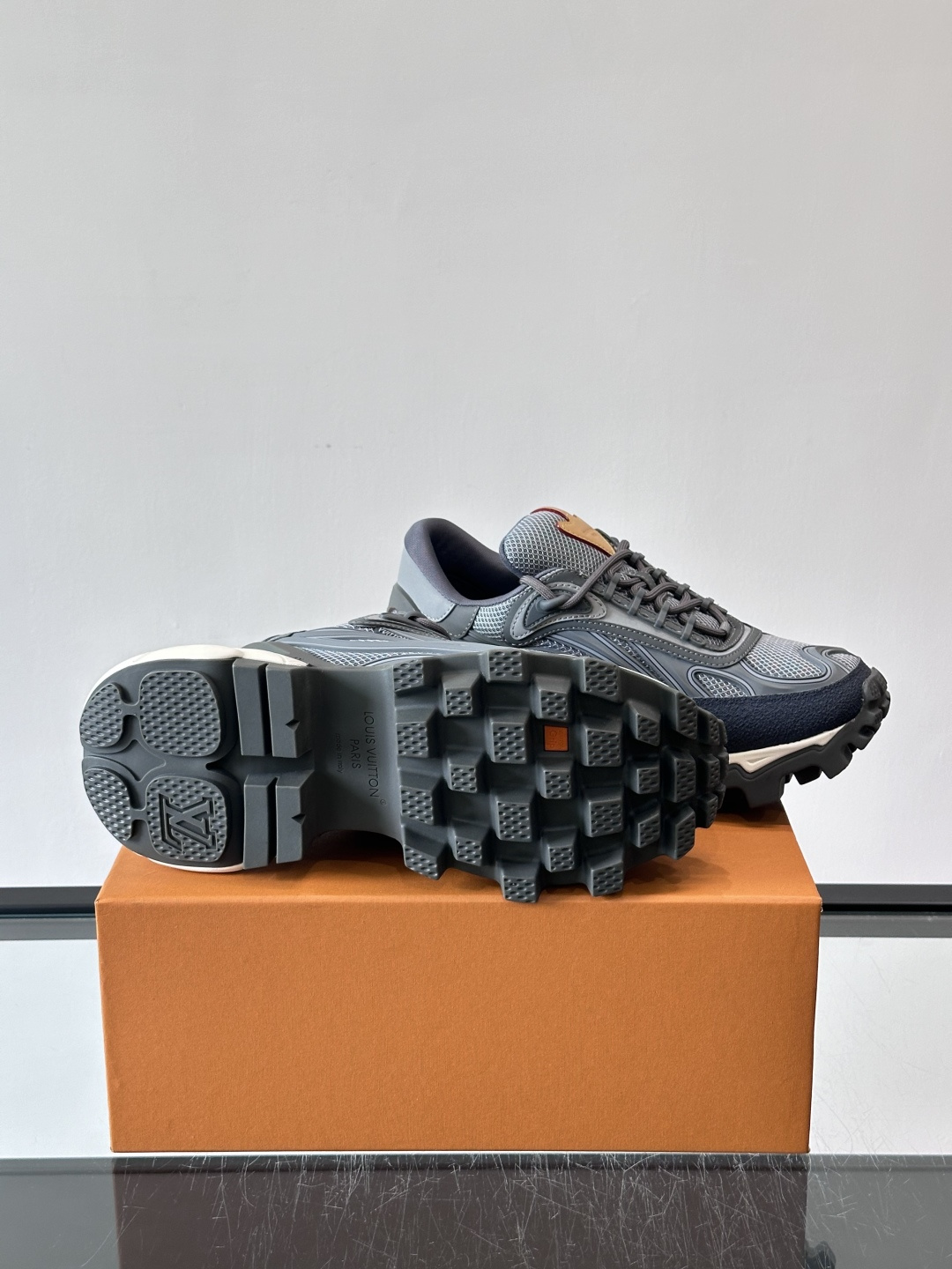 LV Trailrider运动鞋灵感来自户外徒步鞋，采用网布+牛皮革拼接，透气又有支撑力。厚实橡胶鞋底，