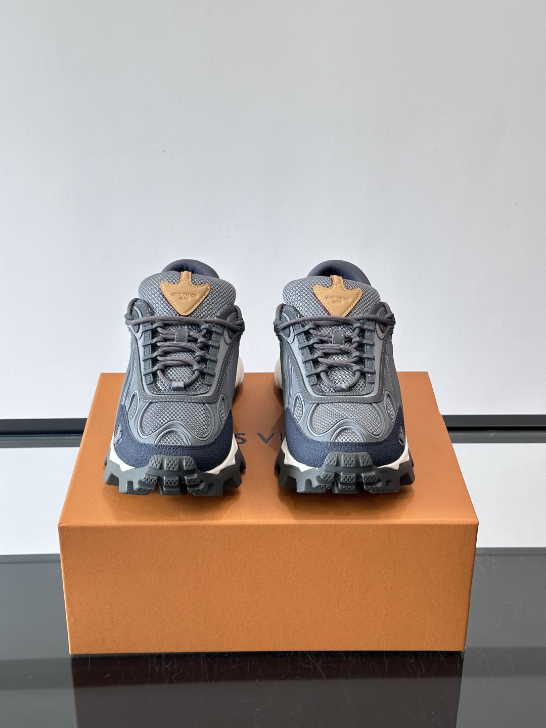 LV Trailrider运动鞋灵感来自户外徒步鞋，采用网布+牛皮革拼接，透气又有支撑力。厚实橡胶鞋底，