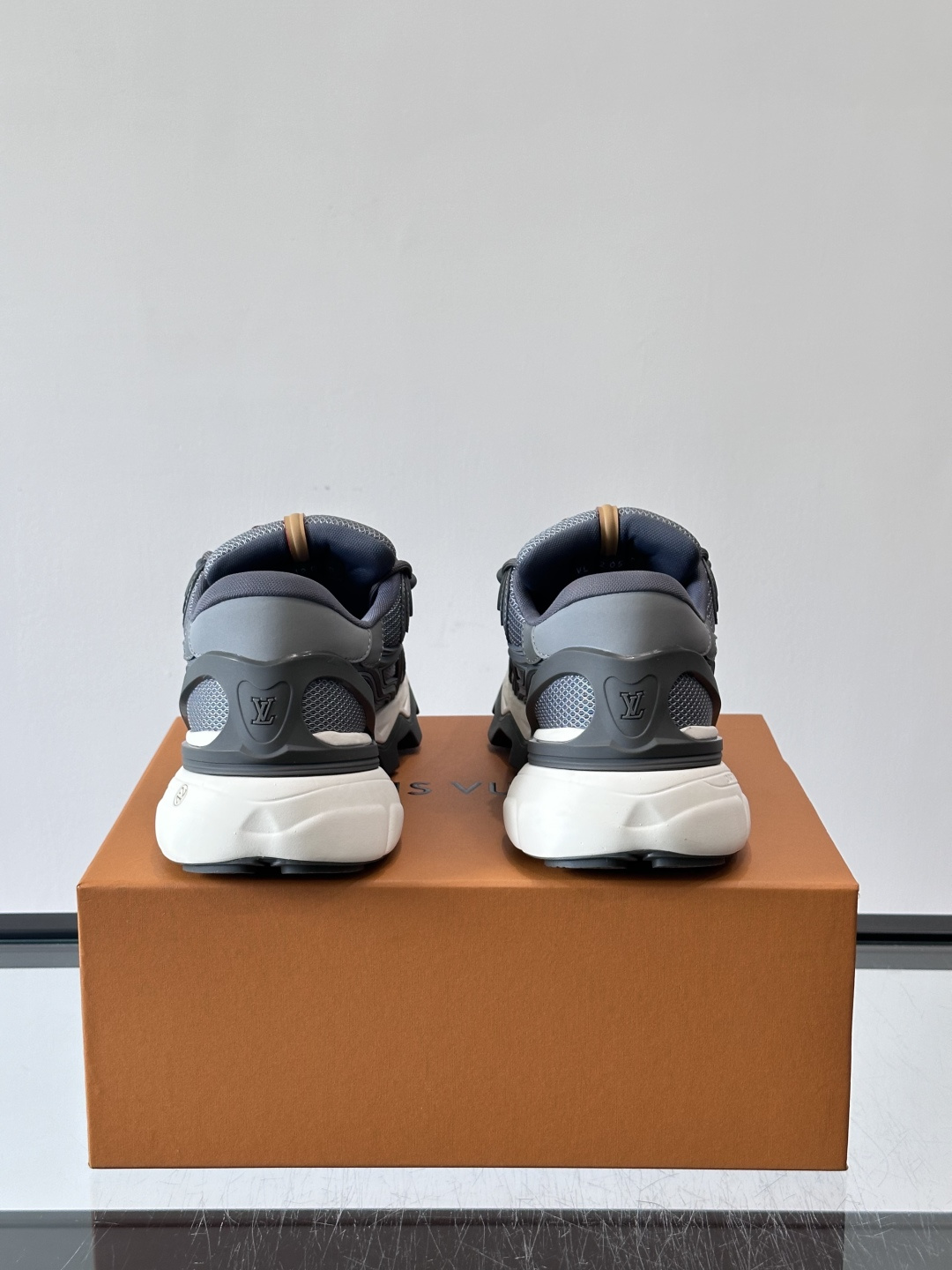 LV Trailrider运动鞋灵感来自户外徒步鞋，采用网布+牛皮革拼接，透气又有支撑力。厚实橡胶鞋底，