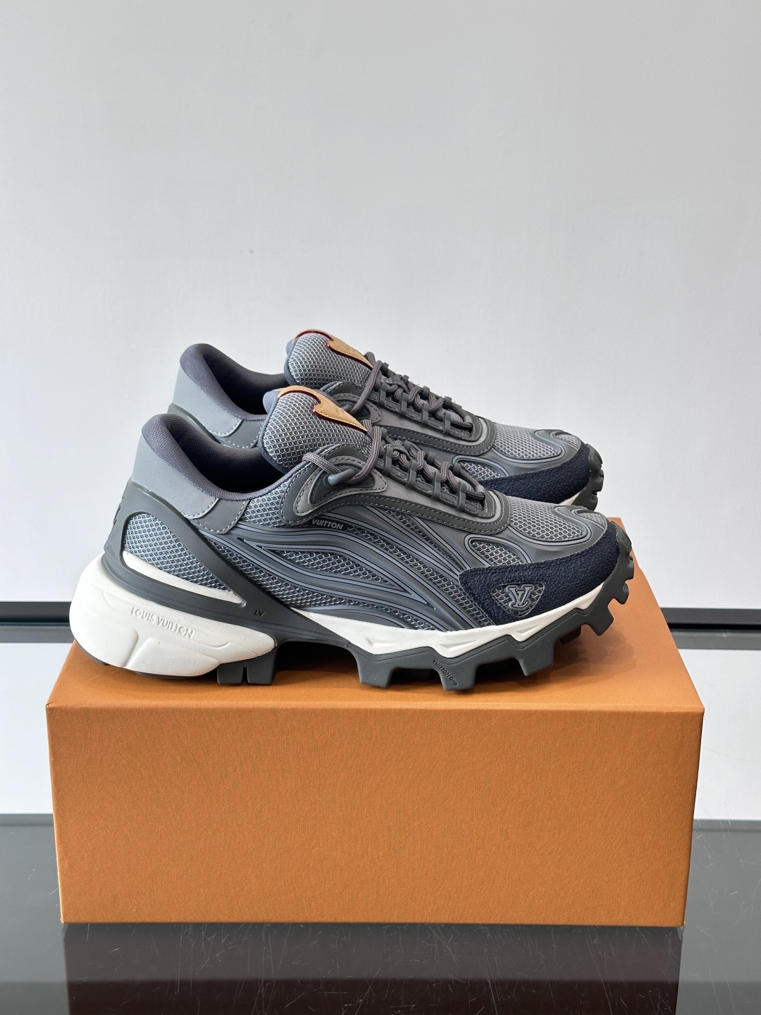LV Trailrider运动鞋灵感来自户外徒步鞋，采用网布+牛皮革拼接，透气又有支撑力。厚实橡胶鞋底，