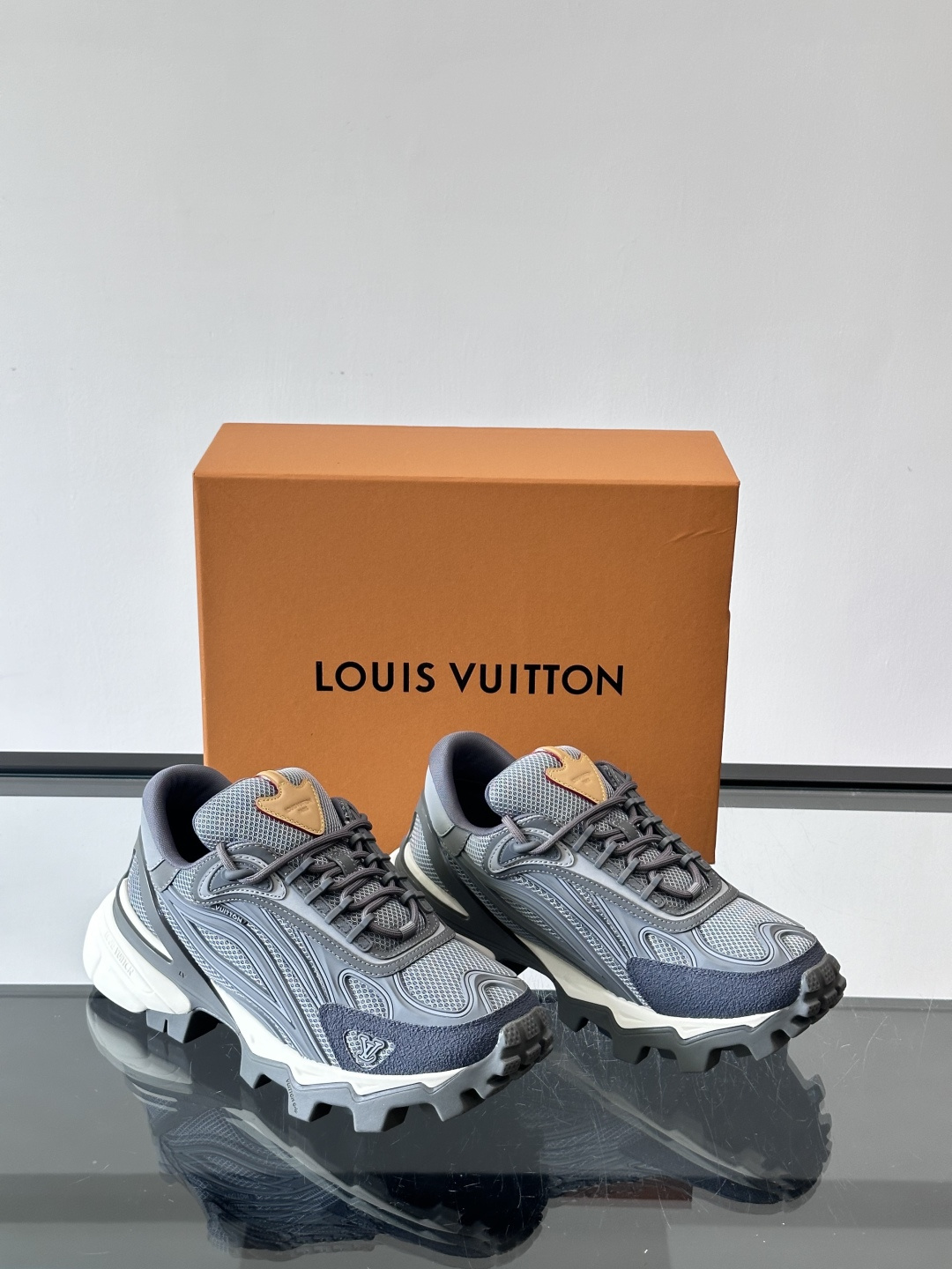 LV Trailrider运动鞋灵感来自户外徒步鞋，采用网布+牛皮革拼接，透气又有支撑力。厚实橡胶鞋底，