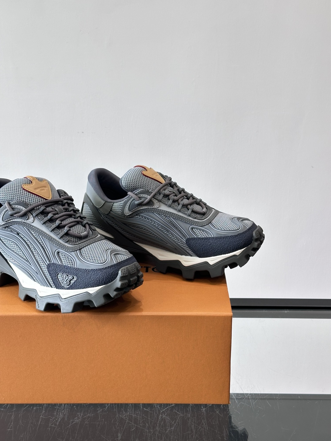 LV Trailrider运动鞋灵感来自户外徒步鞋，采用网布+牛皮革拼接，透气又有支撑力。厚实橡胶鞋底，