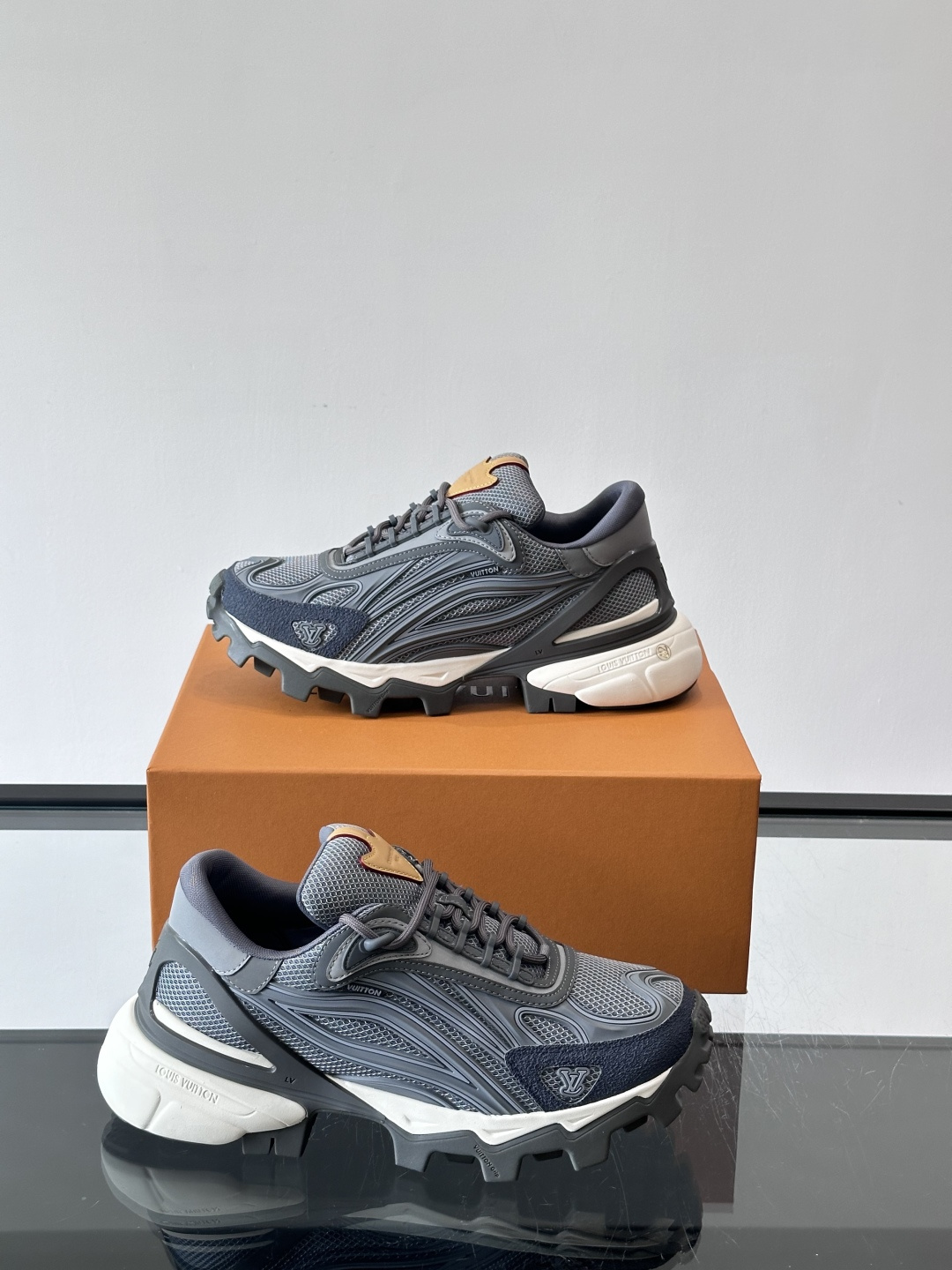 LV Trailrider运动鞋灵感来自户外徒步鞋，采用网布+牛皮革拼接，透气又有支撑力。厚实橡胶鞋底，