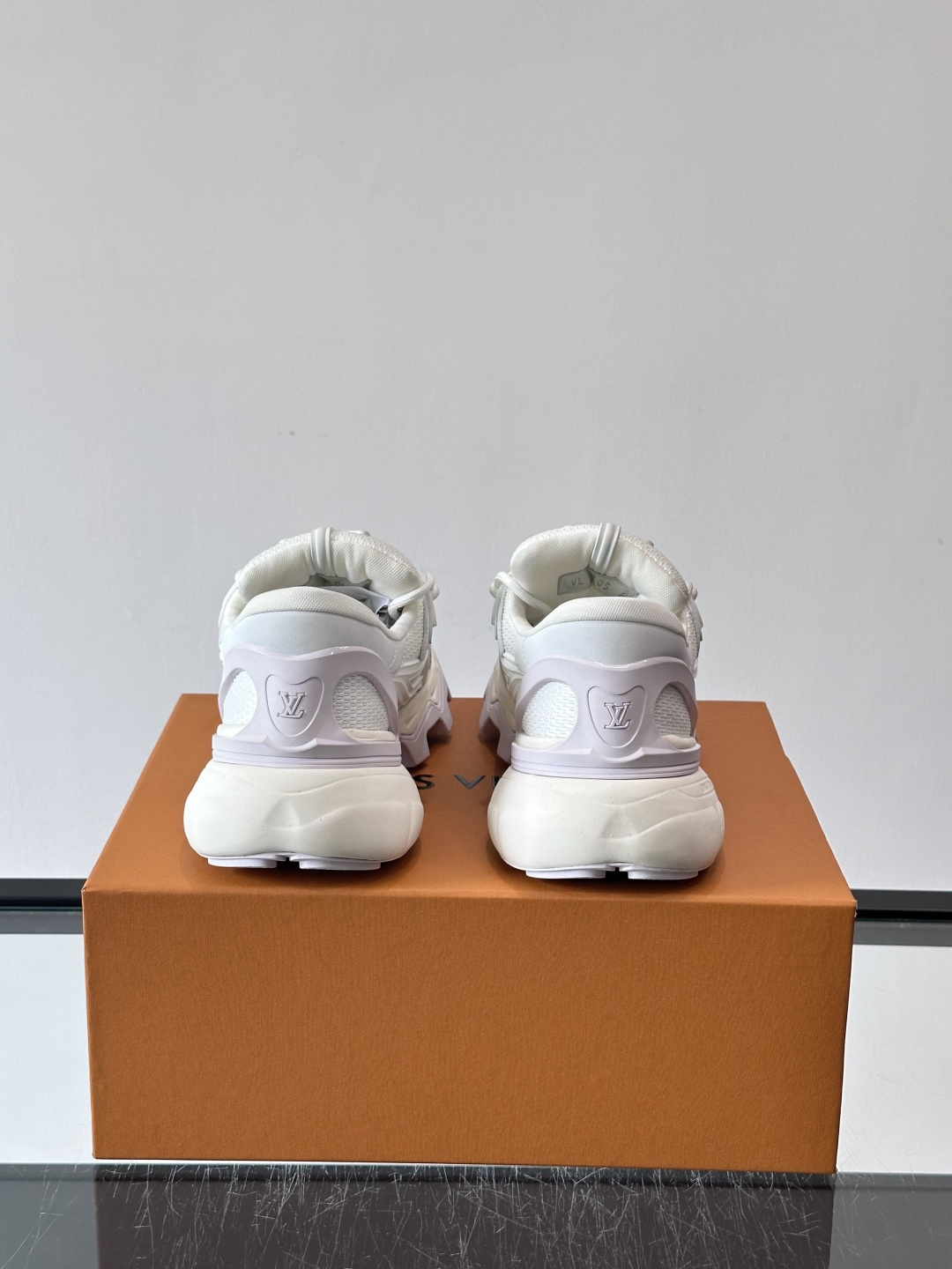 LV Trailrider运动鞋灵感来自户外徒步鞋，采用网布+牛皮革拼接，透气又有支撑力。厚实橡胶鞋底，