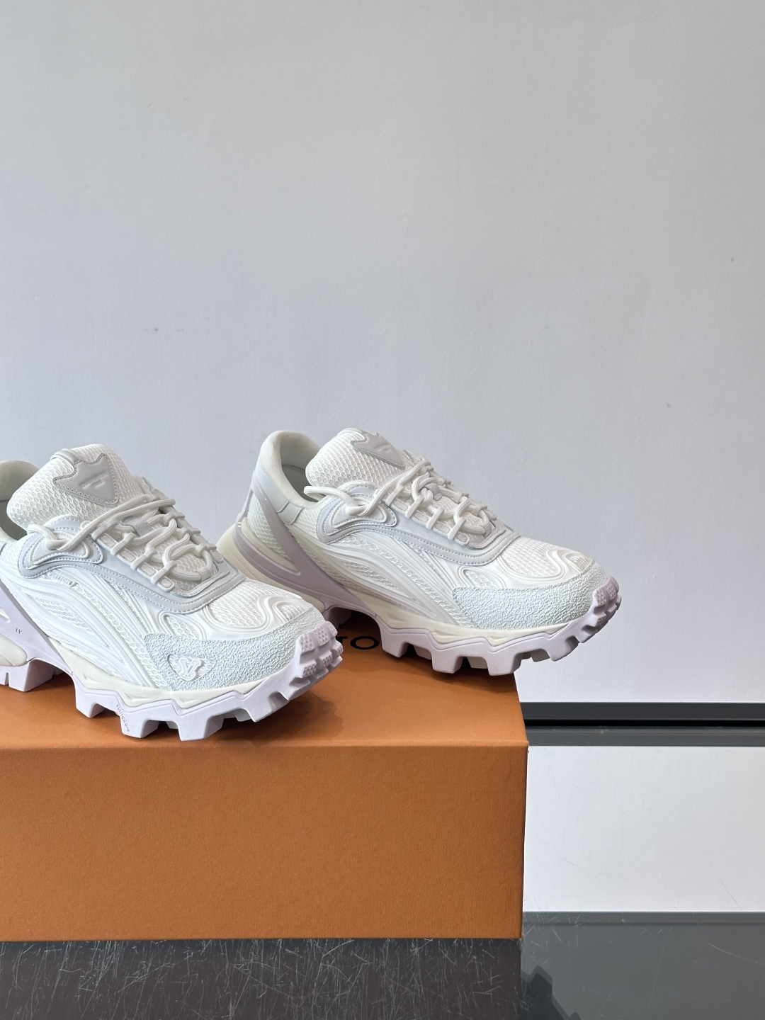 LV Trailrider运动鞋灵感来自户外徒步鞋，采用网布+牛皮革拼接，透气又有支撑力。厚实橡胶鞋底，