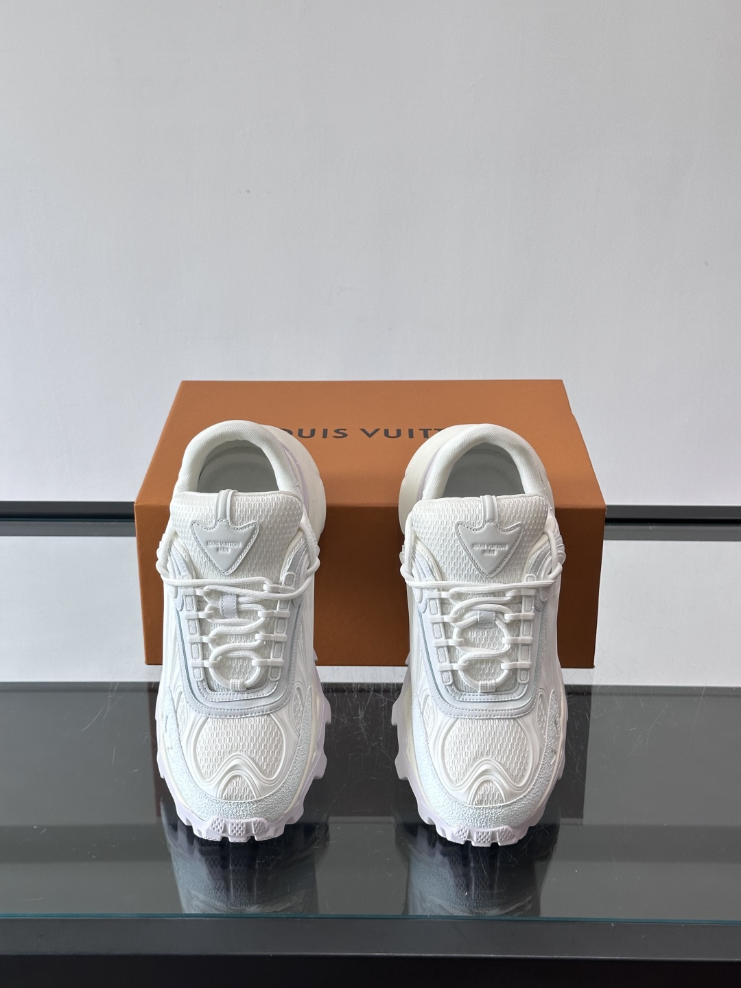 LV Trailrider运动鞋灵感来自户外徒步鞋，采用网布+牛皮革拼接，透气又有支撑力。厚实橡胶鞋底，