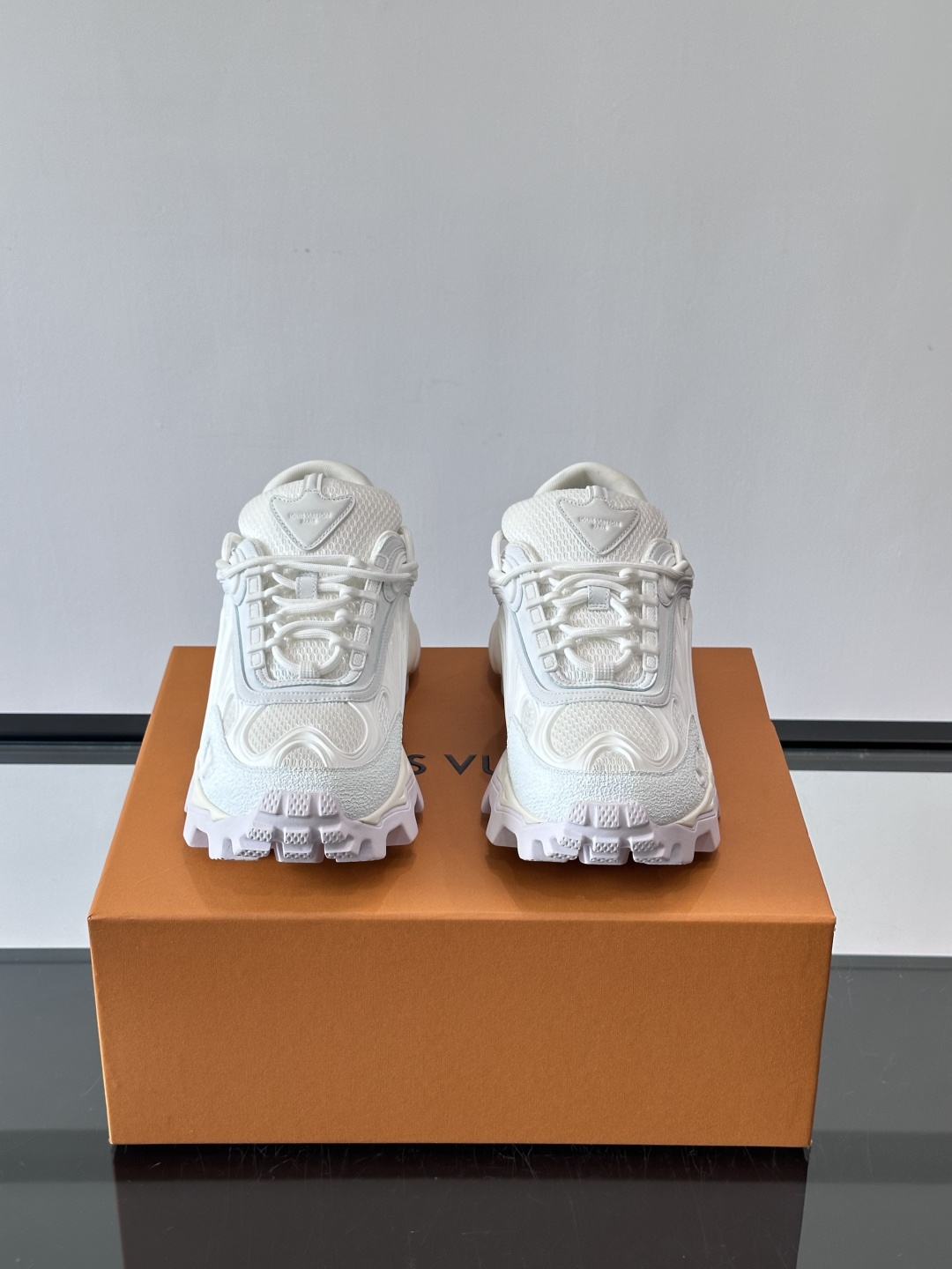 LV Trailrider运动鞋灵感来自户外徒步鞋，采用网布+牛皮革拼接，透气又有支撑力。厚实橡胶鞋底，