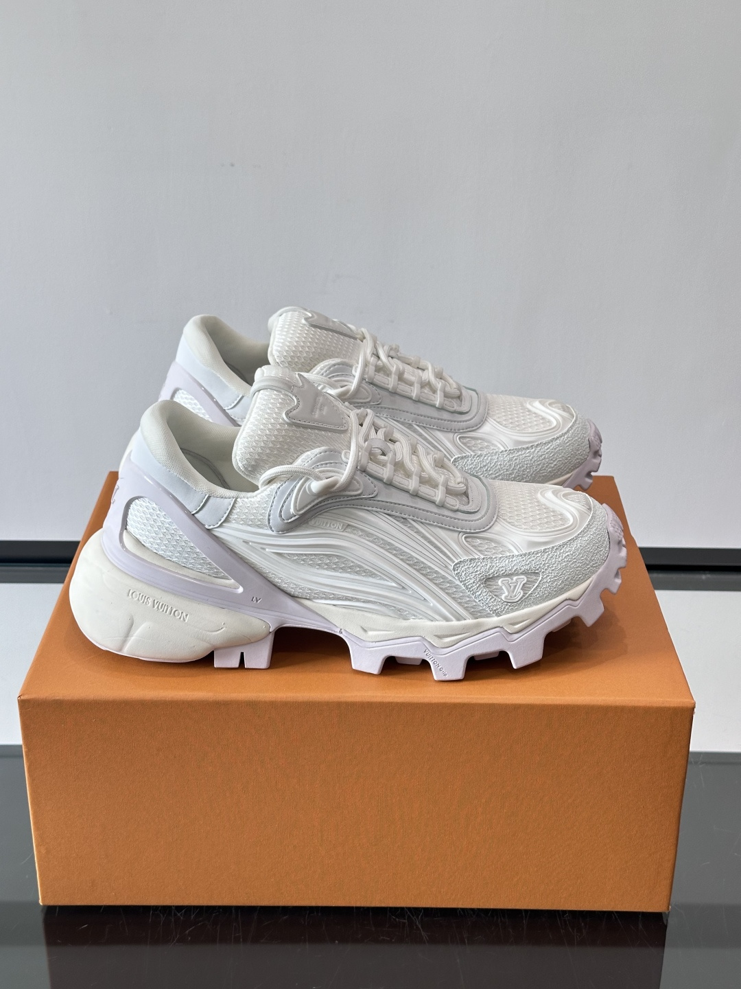 LV Trailrider运动鞋灵感来自户外徒步鞋，采用网布+牛皮革拼接，透气又有支撑力。厚实橡胶鞋底，