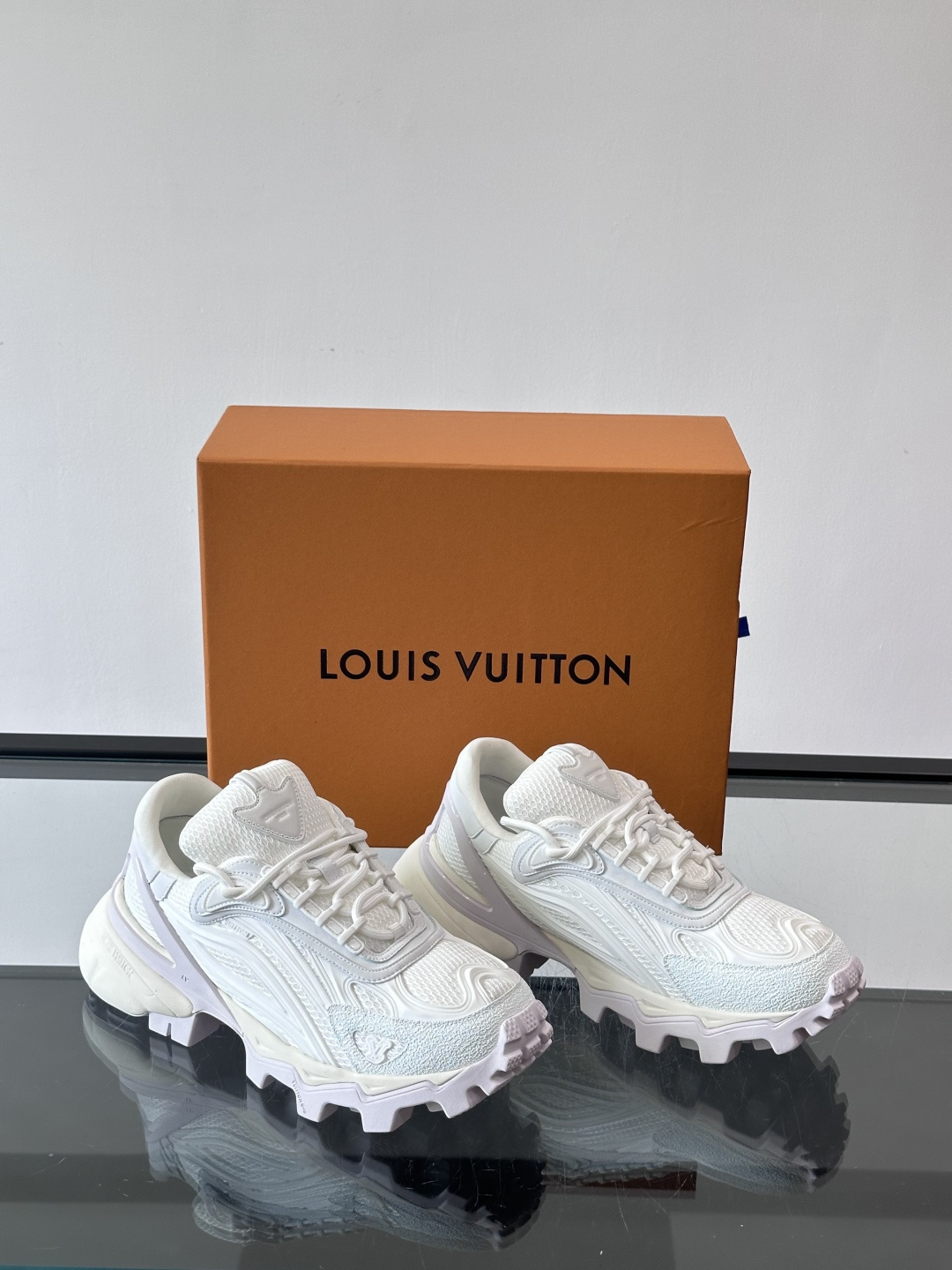 LV Trailrider运动鞋灵感来自户外徒步鞋，采用网布+牛皮革拼接，透气又有支撑力。厚实橡胶鞋底，