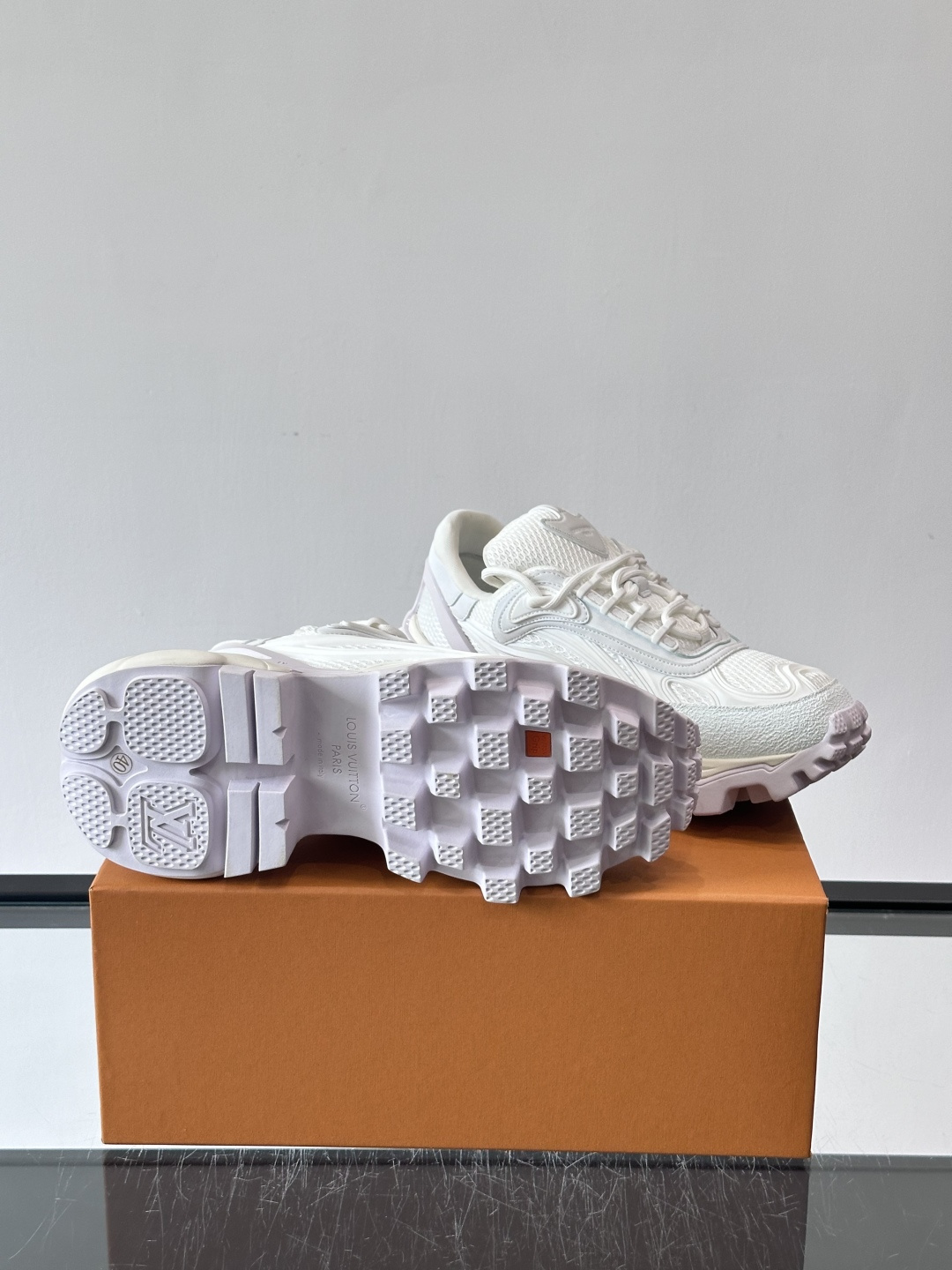 LV Trailrider运动鞋灵感来自户外徒步鞋，采用网布+牛皮革拼接，透气又有支撑力。厚实橡胶鞋底，