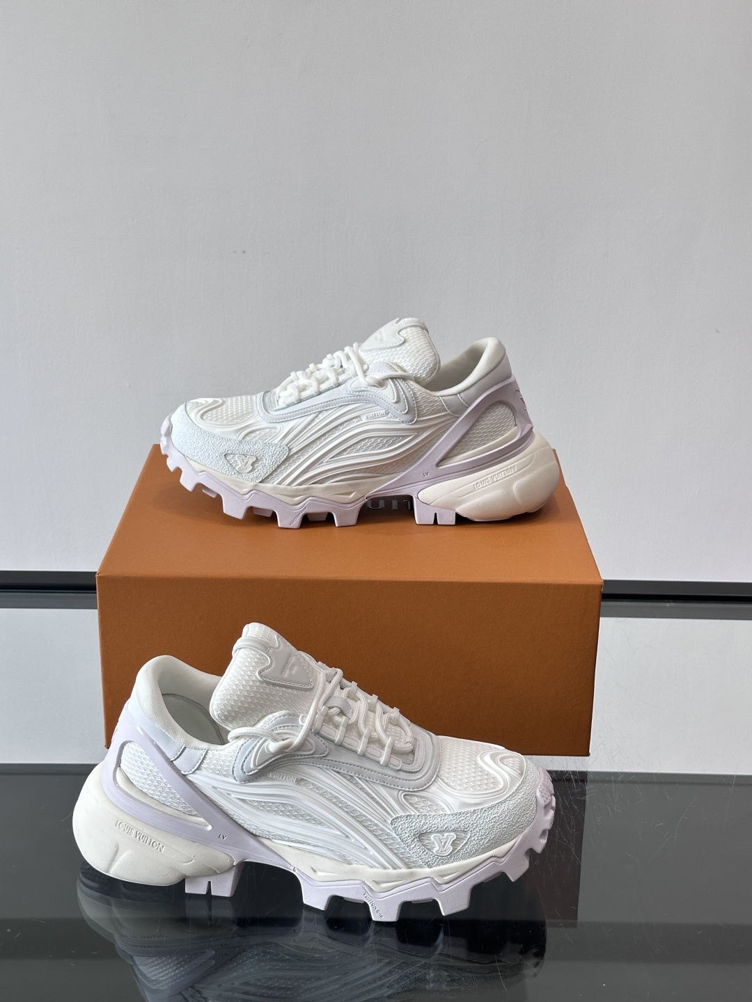 LV Trailrider运动鞋灵感来自户外徒步鞋，采用网布+牛皮革拼接，透气又有支撑力。厚实橡胶鞋底，