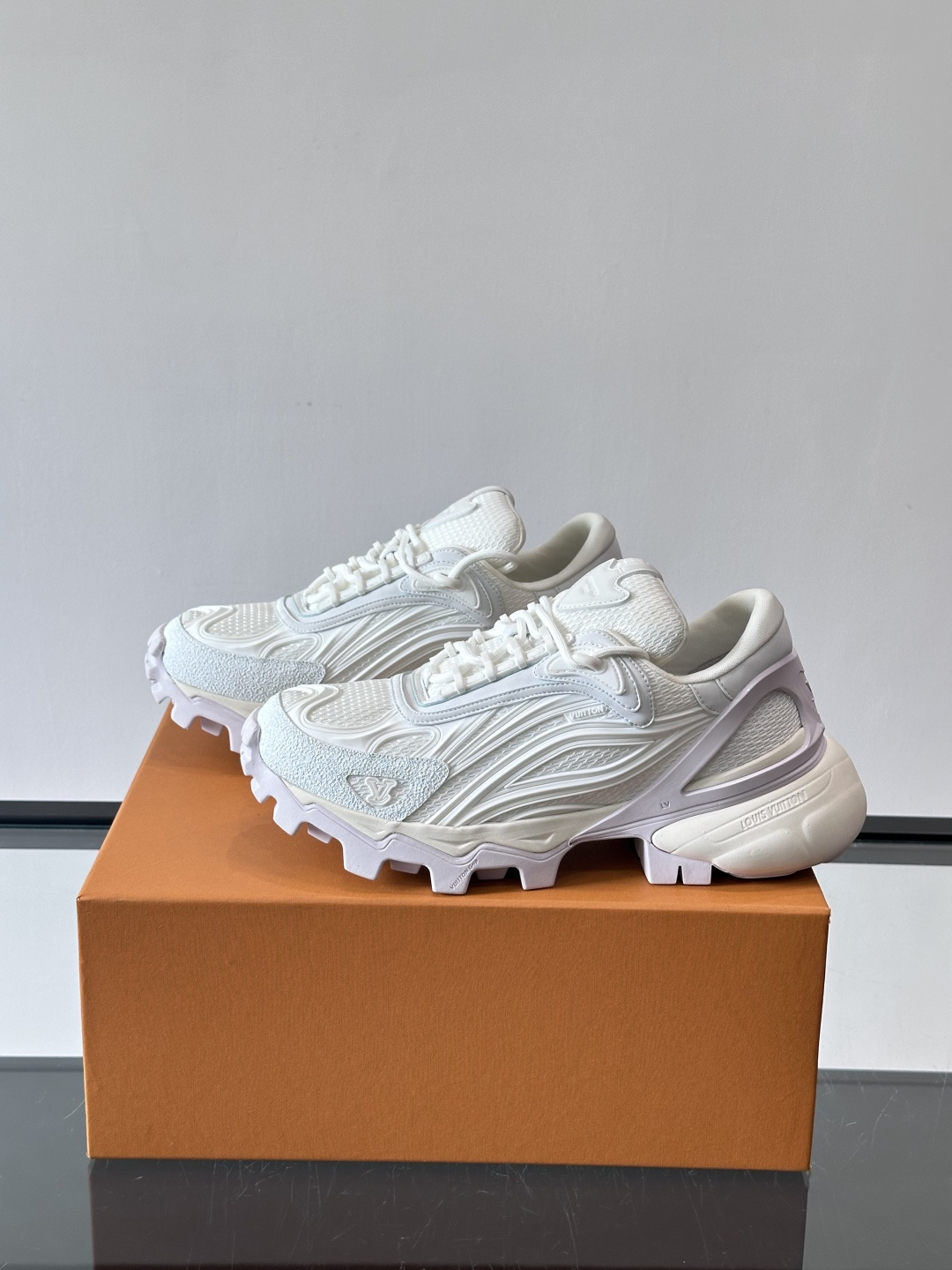 LV Trailrider运动鞋灵感来自户外徒步鞋，采用网布+牛皮革拼接，透气又有支撑力。厚实橡胶鞋底，