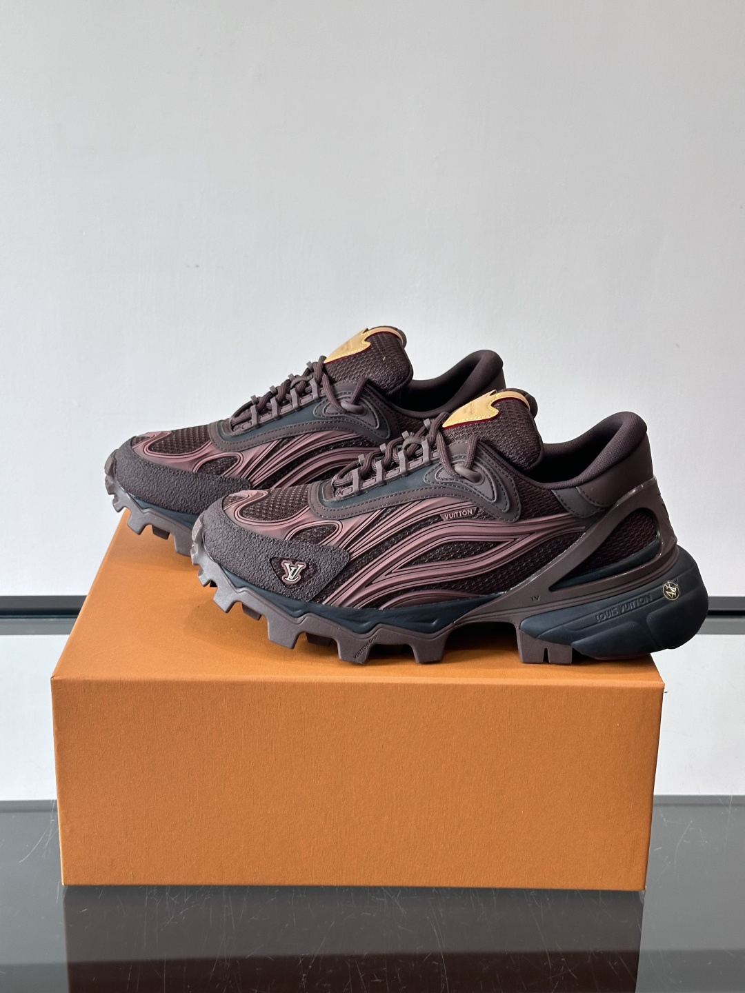 LV Trailrider运动鞋灵感来自户外徒步鞋，采用网布+牛皮革拼接，透气又有支撑力。厚实橡胶鞋底，