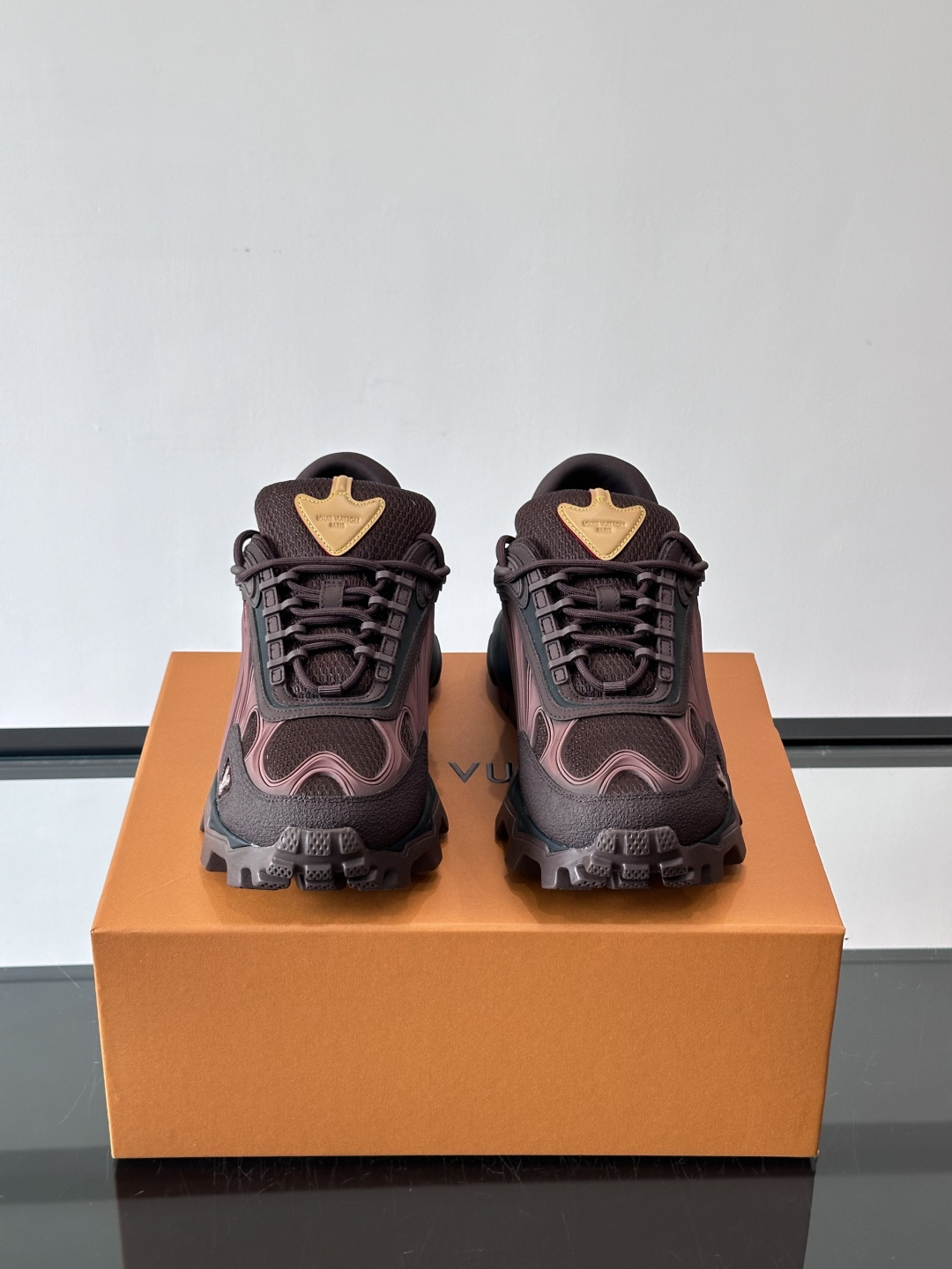 LV Trailrider运动鞋灵感来自户外徒步鞋，采用网布+牛皮革拼接，透气又有支撑力。厚实橡胶鞋底，