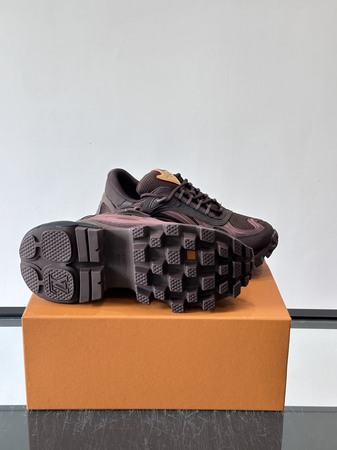 LV Trailrider运动鞋灵感来自户外徒步鞋，采用网布+牛皮革拼接，透气又有支撑力。厚实橡胶鞋底，