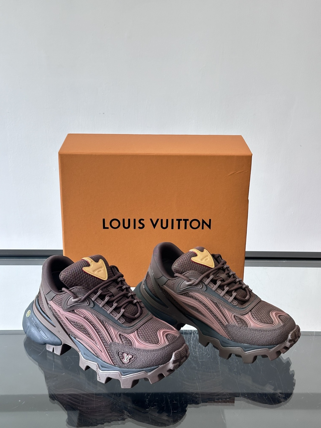 LV Trailrider运动鞋灵感来自户外徒步鞋，采用网布+牛皮革拼接，透气又有支撑力。厚实橡胶鞋底，