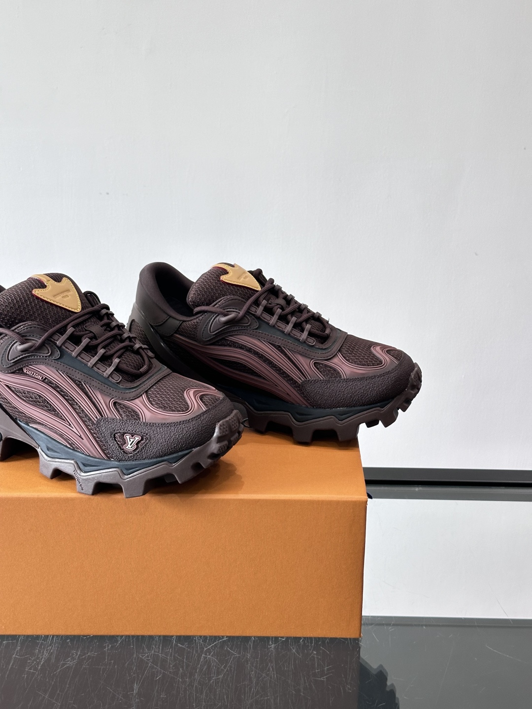 LV Trailrider运动鞋灵感来自户外徒步鞋，采用网布+牛皮革拼接，透气又有支撑力。厚实橡胶鞋底，