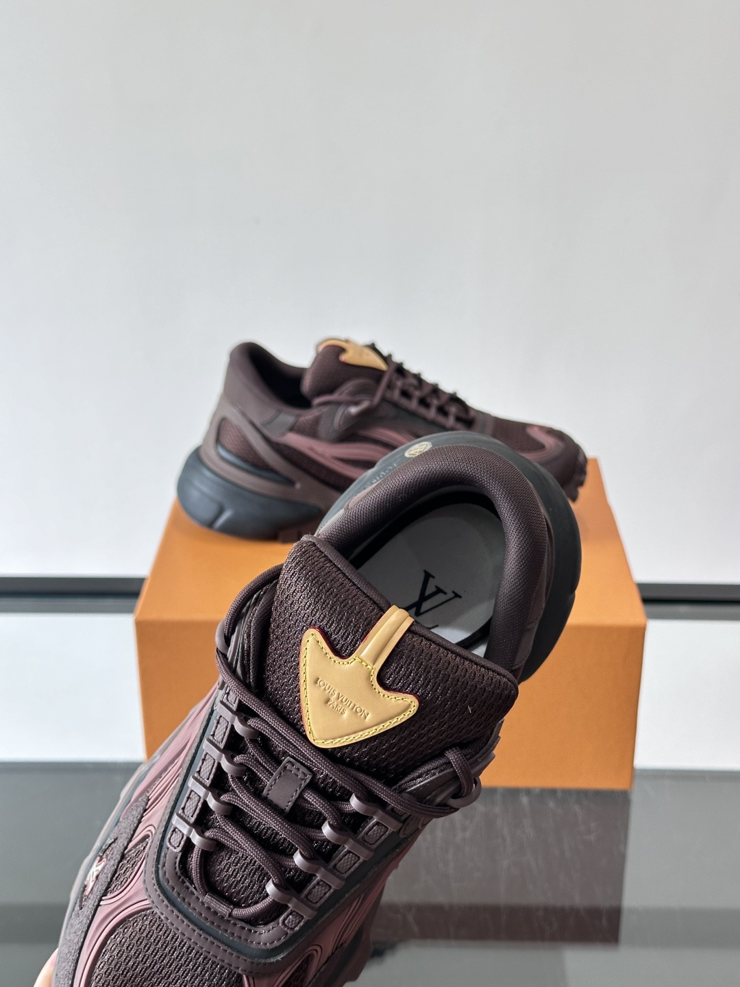 LV Trailrider运动鞋灵感来自户外徒步鞋，采用网布+牛皮革拼接，透气又有支撑力。厚实橡胶鞋底，