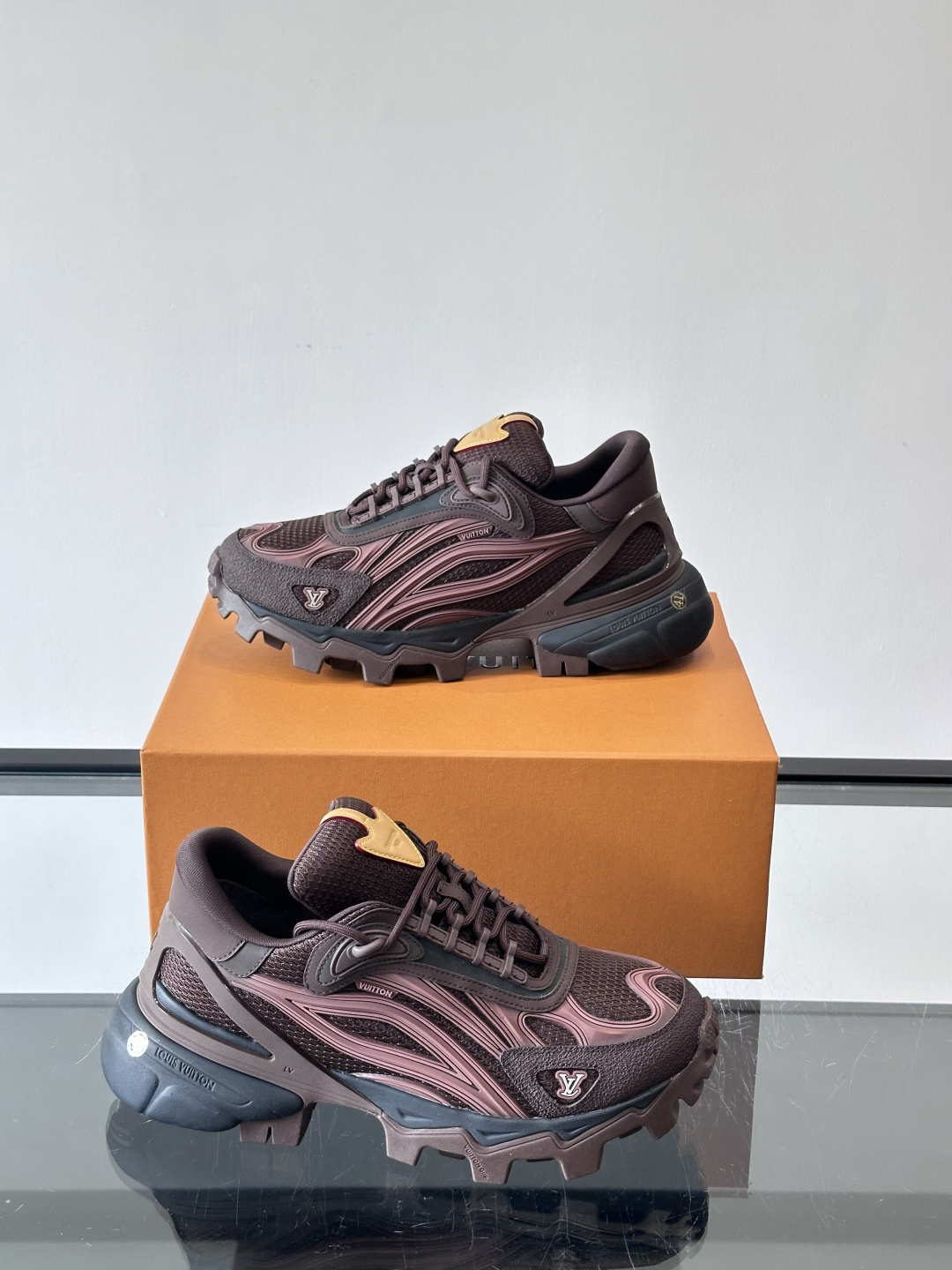 LV Trailrider运动鞋灵感来自户外徒步鞋，采用网布+牛皮革拼接，透气又有支撑力。厚实橡胶鞋底，