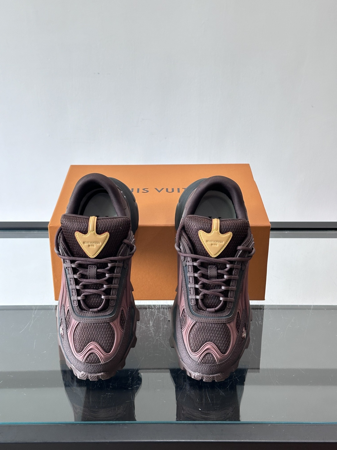 LV Trailrider运动鞋灵感来自户外徒步鞋，采用网布+牛皮革拼接，透气又有支撑力。厚实橡胶鞋底，