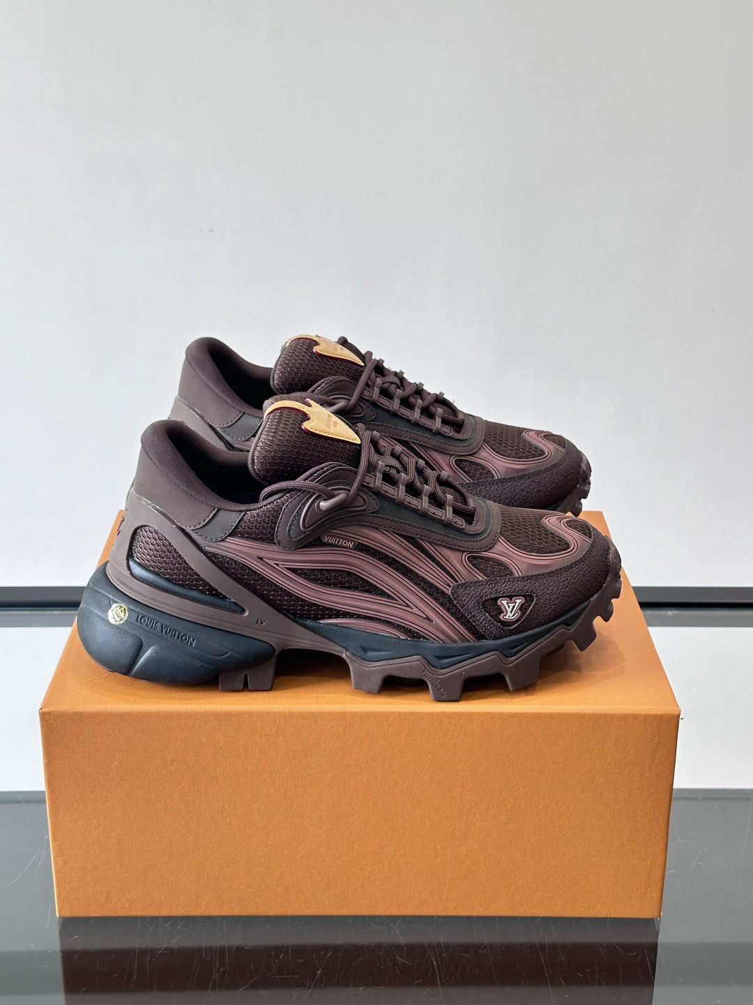 LV Trailrider运动鞋灵感来自户外徒步鞋，采用网布+牛皮革拼接，透气又有支撑力。厚实橡胶鞋底，