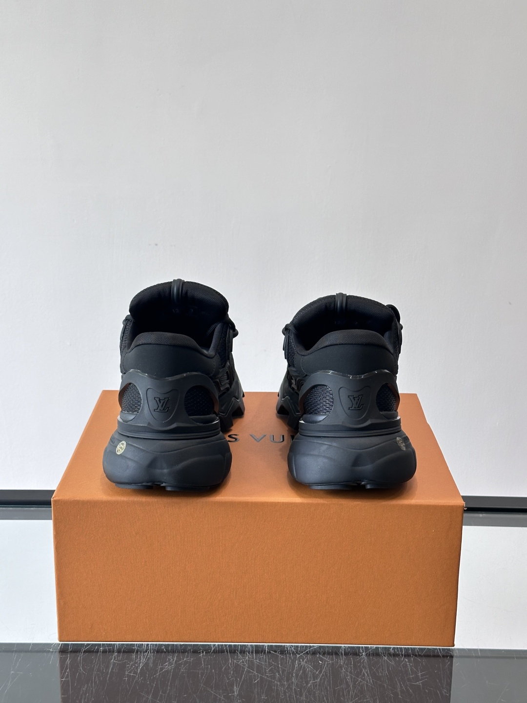 LV Trailrider运动鞋灵感来自户外徒步鞋，采用网布+牛皮革拼接，透气又有支撑力。厚实橡胶鞋底，