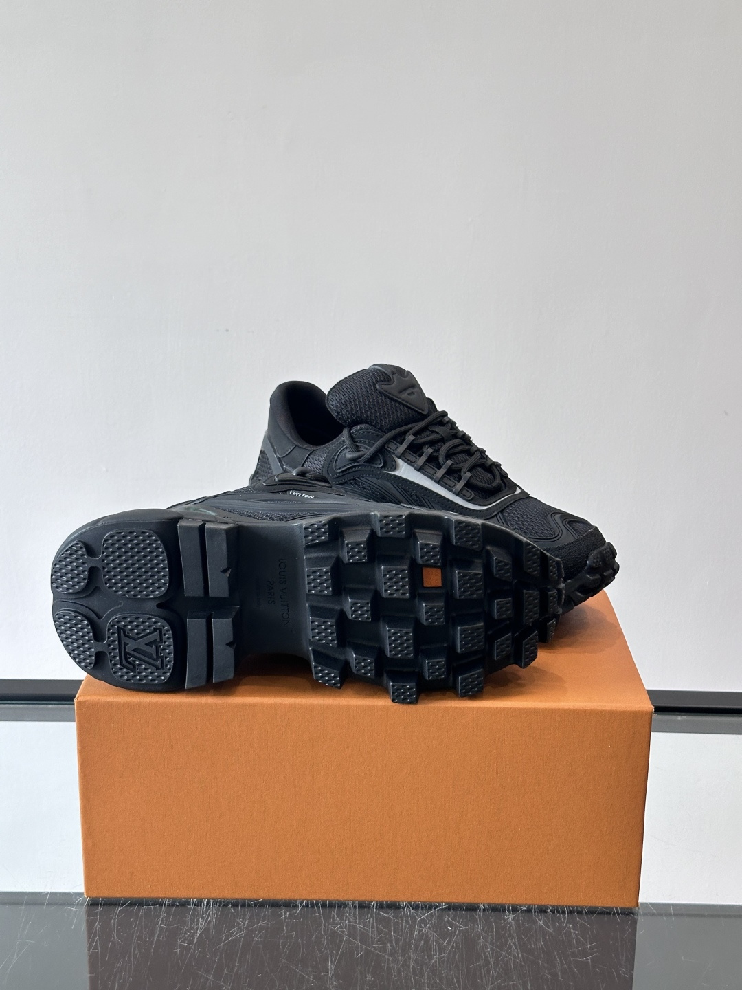 LV Trailrider运动鞋灵感来自户外徒步鞋，采用网布+牛皮革拼接，透气又有支撑力。厚实橡胶鞋底，