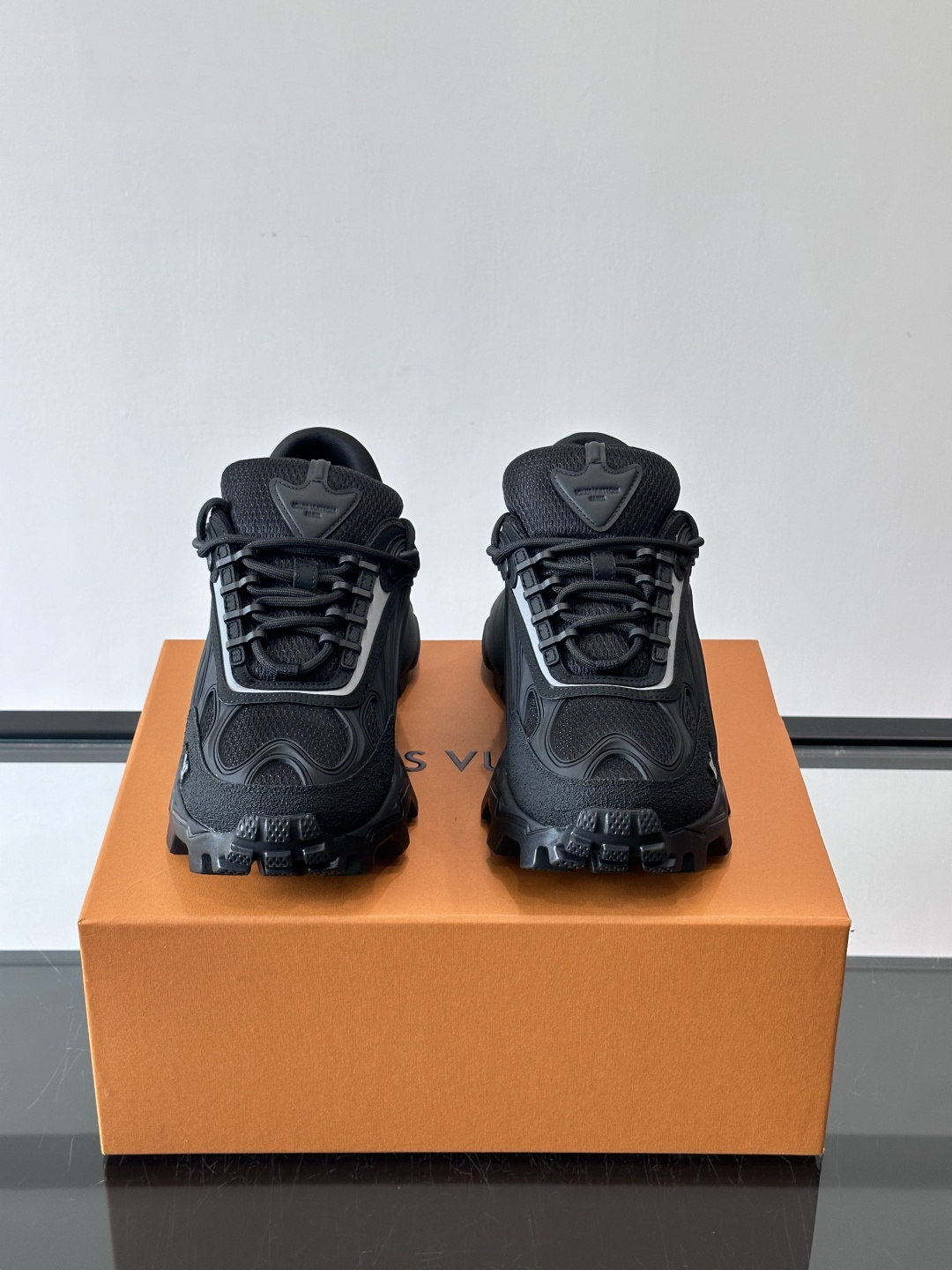 LV Trailrider运动鞋灵感来自户外徒步鞋，采用网布+牛皮革拼接，透气又有支撑力。厚实橡胶鞋底，