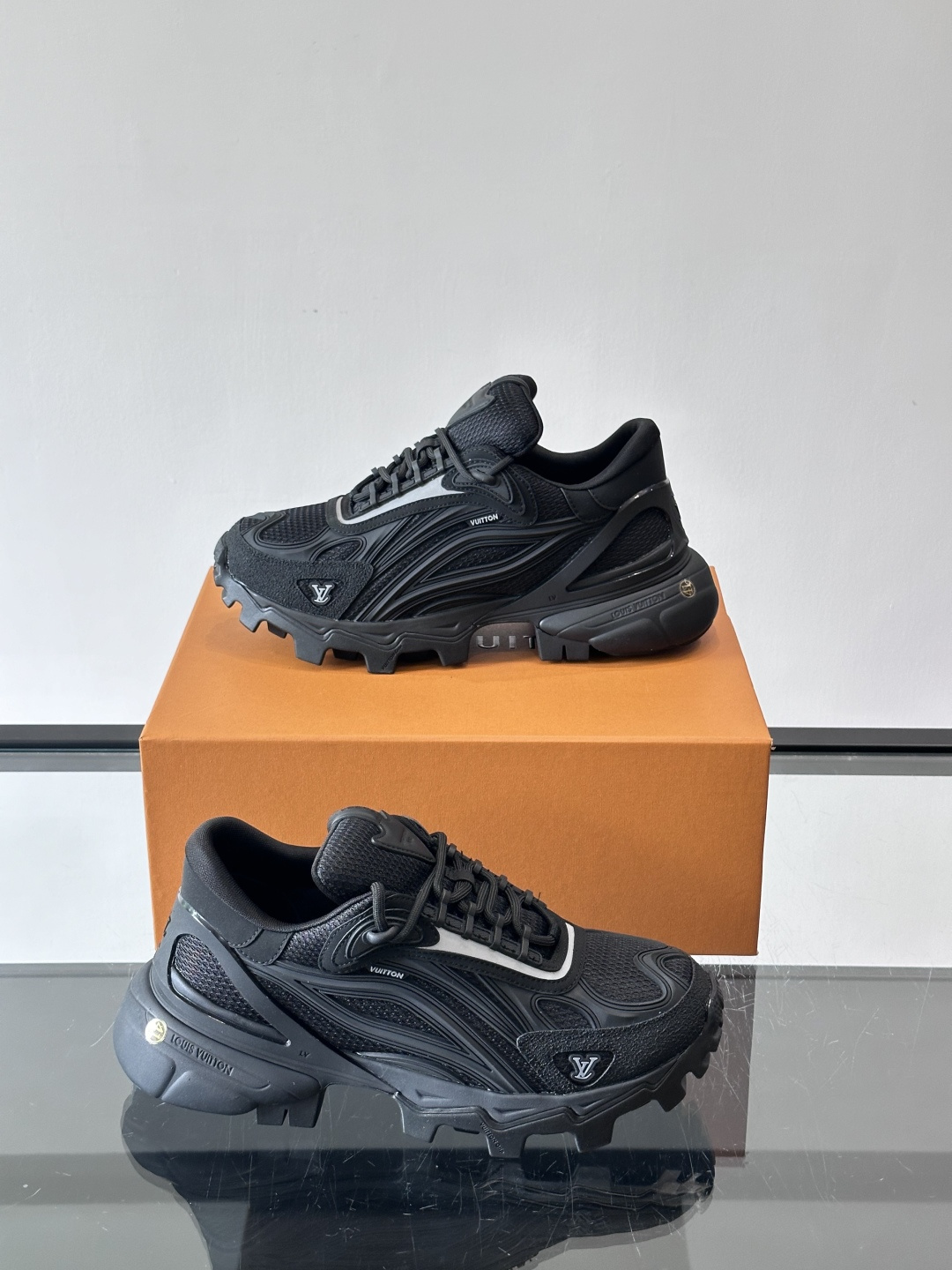 LV Trailrider运动鞋灵感来自户外徒步鞋，采用网布+牛皮革拼接，透气又有支撑力。厚实橡胶鞋底，