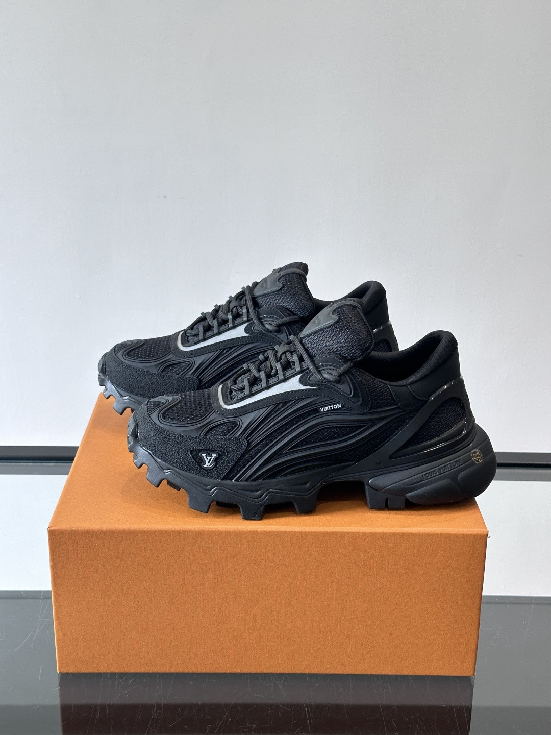 LV Trailrider运动鞋灵感来自户外徒步鞋，采用网布+牛皮革拼接，透气又有支撑力。厚实橡胶鞋底，